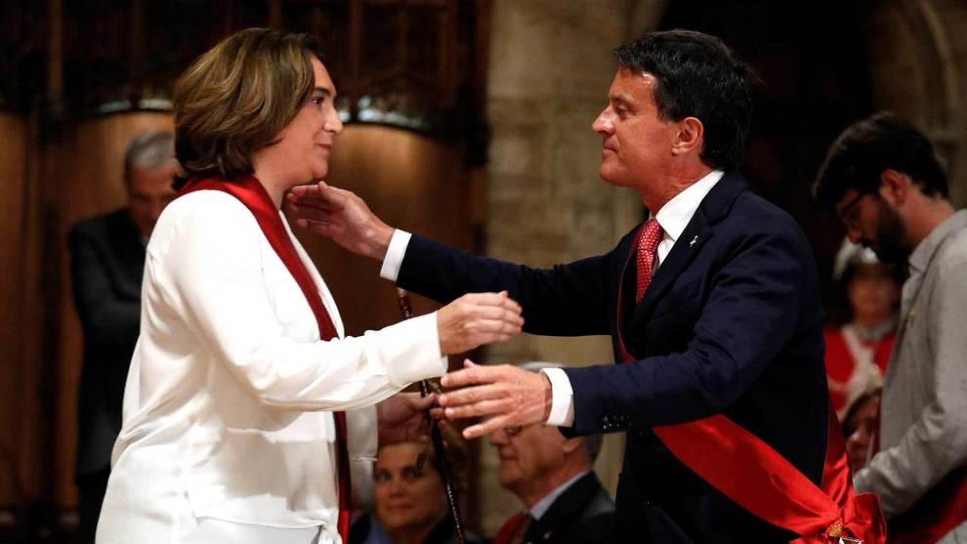 Ada Colau y Manuel Valls se abrazan tras el nombramiento de la primera como alcaldesa de Barcelona.