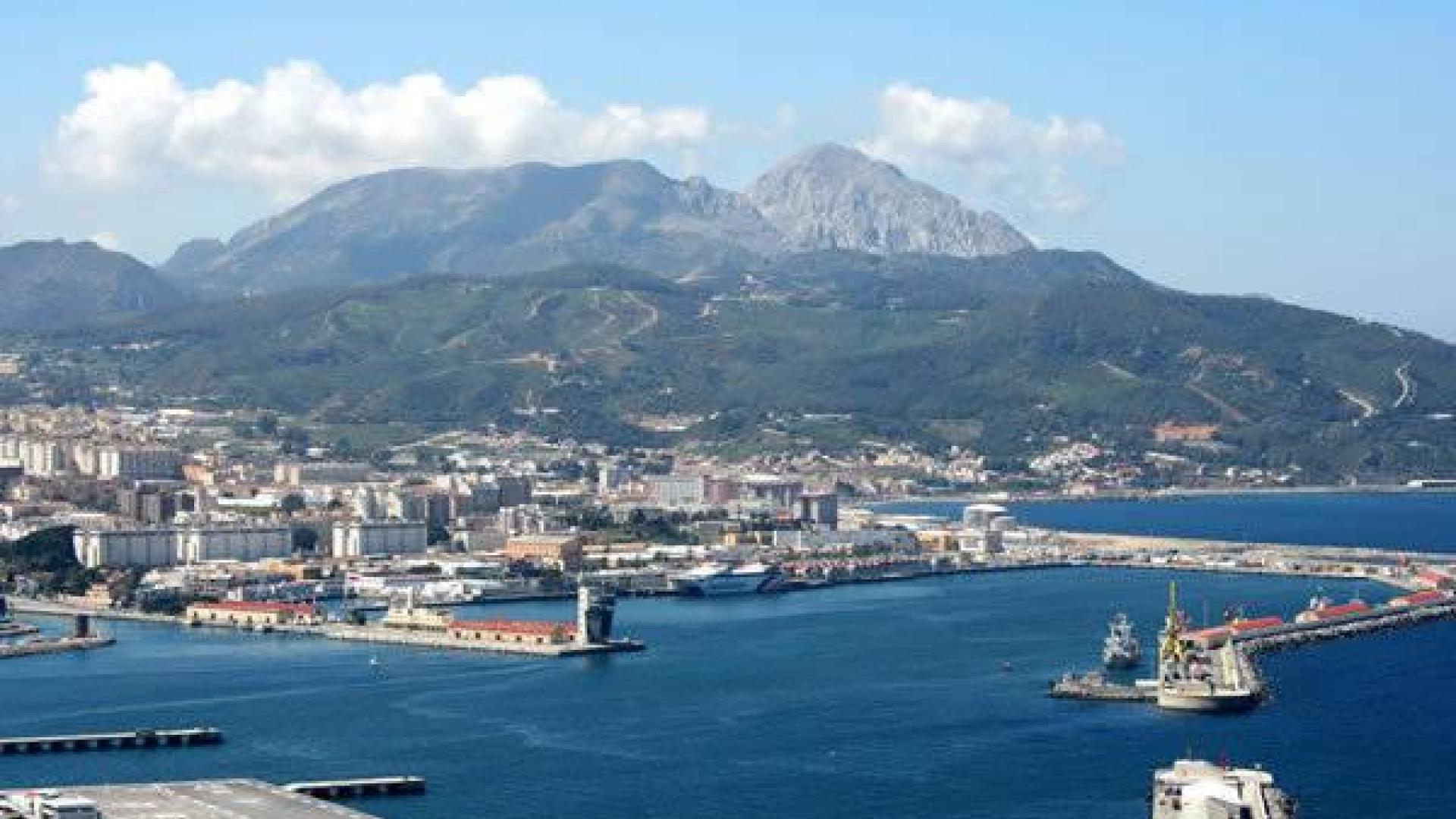 Detenidos 40 inmigrantes tras una batalla campal en el puerto de Ceuta