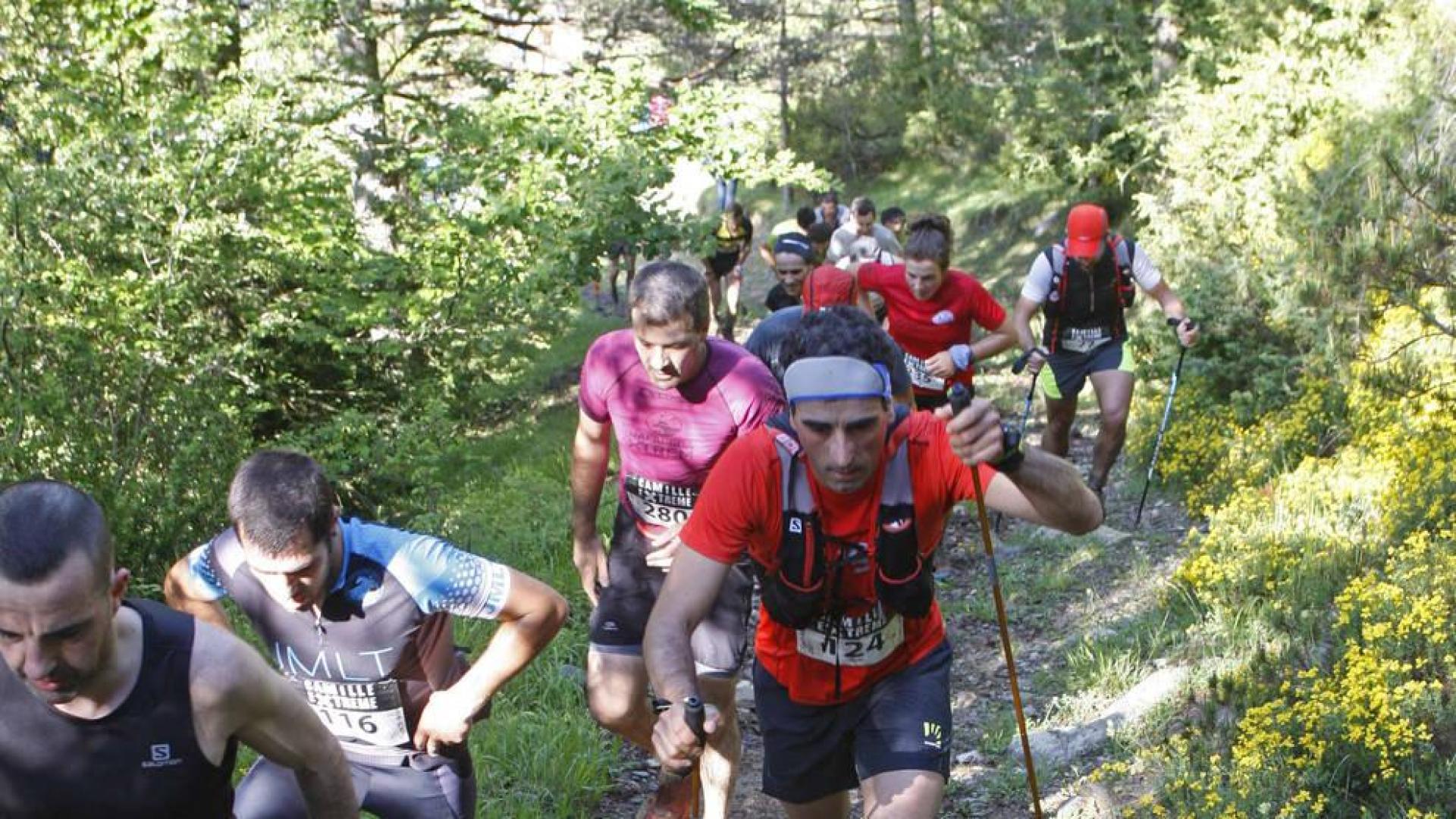 Participantes en un tramo de subida por sendero el pasado año.