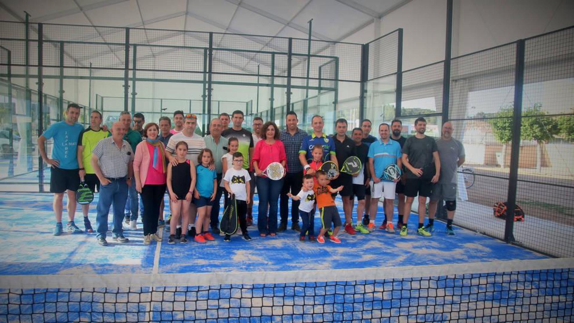 Los asistentes al acto inaugural posaron juntos en la nueva pista de pádel de Milagro.