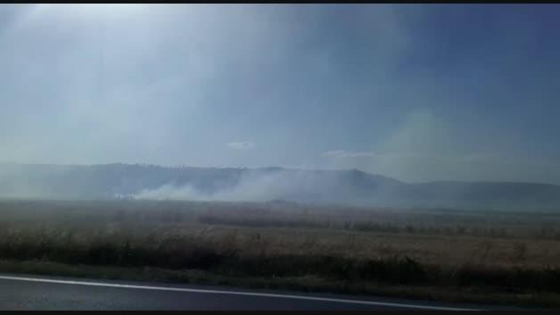 La fuerza del viento ha descontrolado el fuego