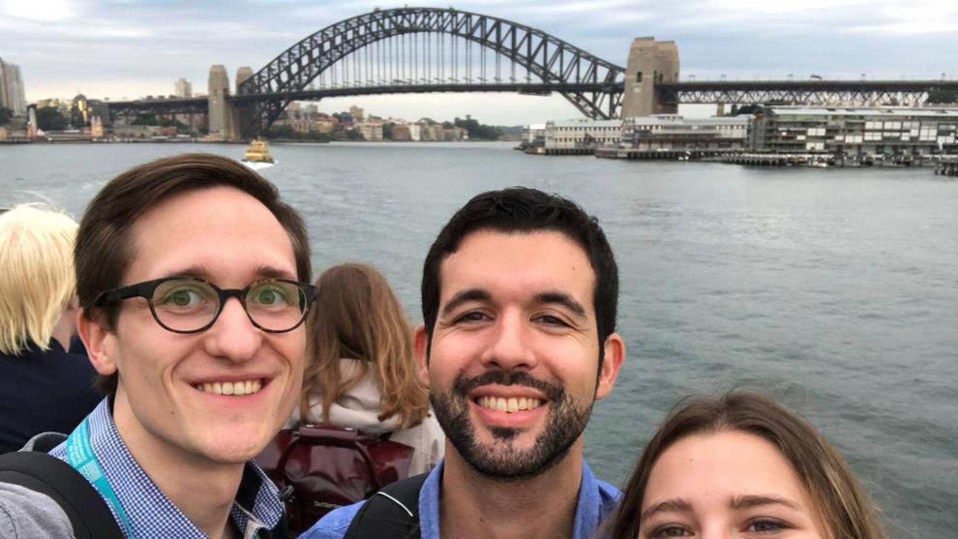 M. Fernando González Zalba, en el centro, fotografiado en Sidney con dos miembros de su equipo: Simon Schaal y la zaragozana Virginia Ciriano.