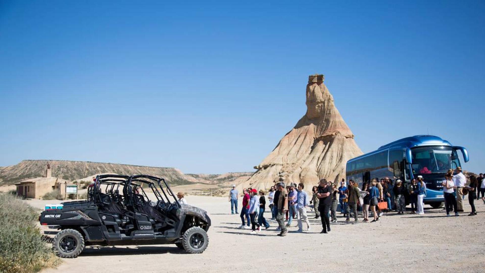 Creativos, productores e inversores del sector audiovisual de España y Latinoamérica recorrieron el lunes las Bardenas antes de participar en un encuentro de trabajo en Olite.
