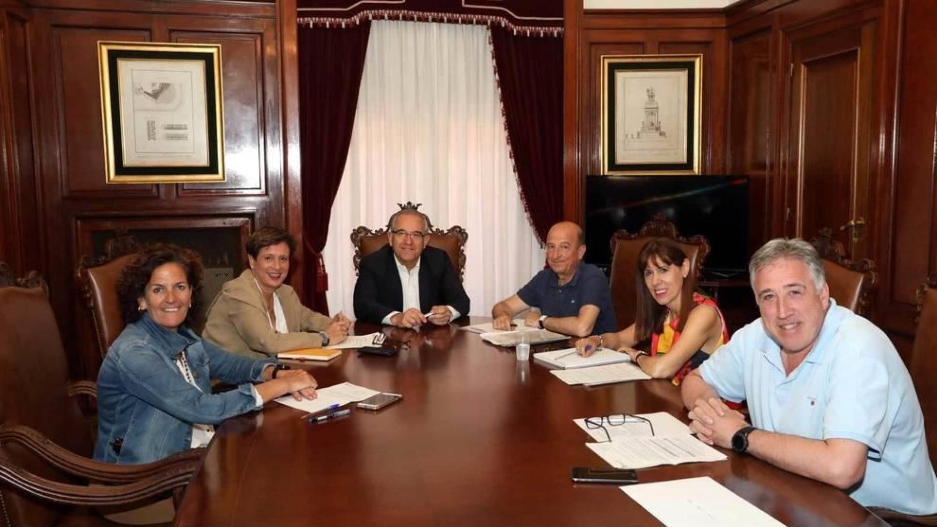 Primera reunión de la legislatura de la nueva Junta de Portavoces del Ayuntamiento de Pamplona con Enrique Maya como alcalde.