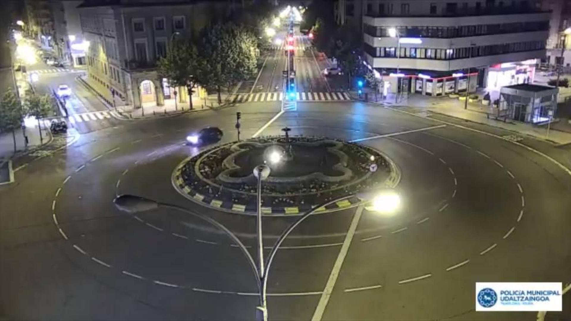 Choca contra una marquesina y un árbol en la avenida Baja Navarra de Pamplona