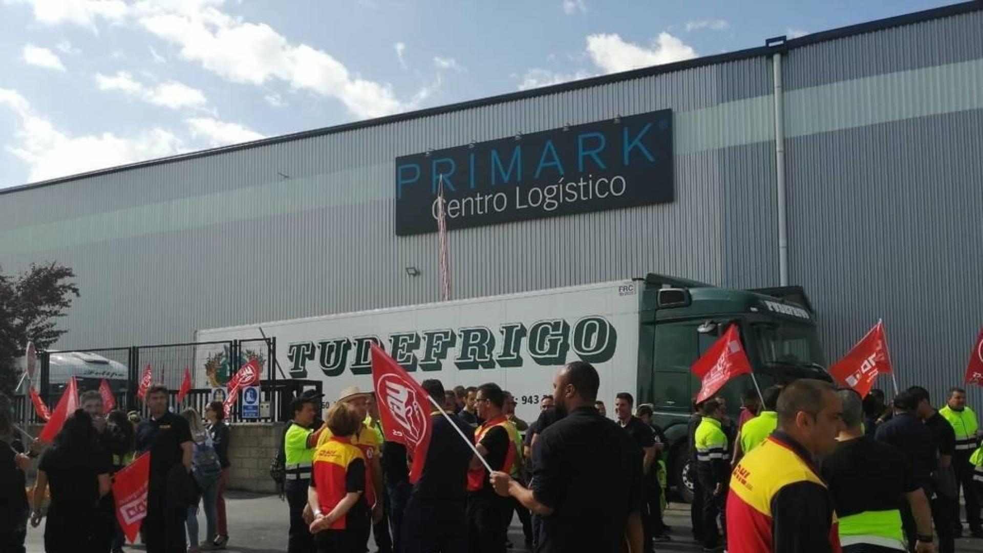 Huelga en el almacén de Primark que abastece a todas sus tiendas en España