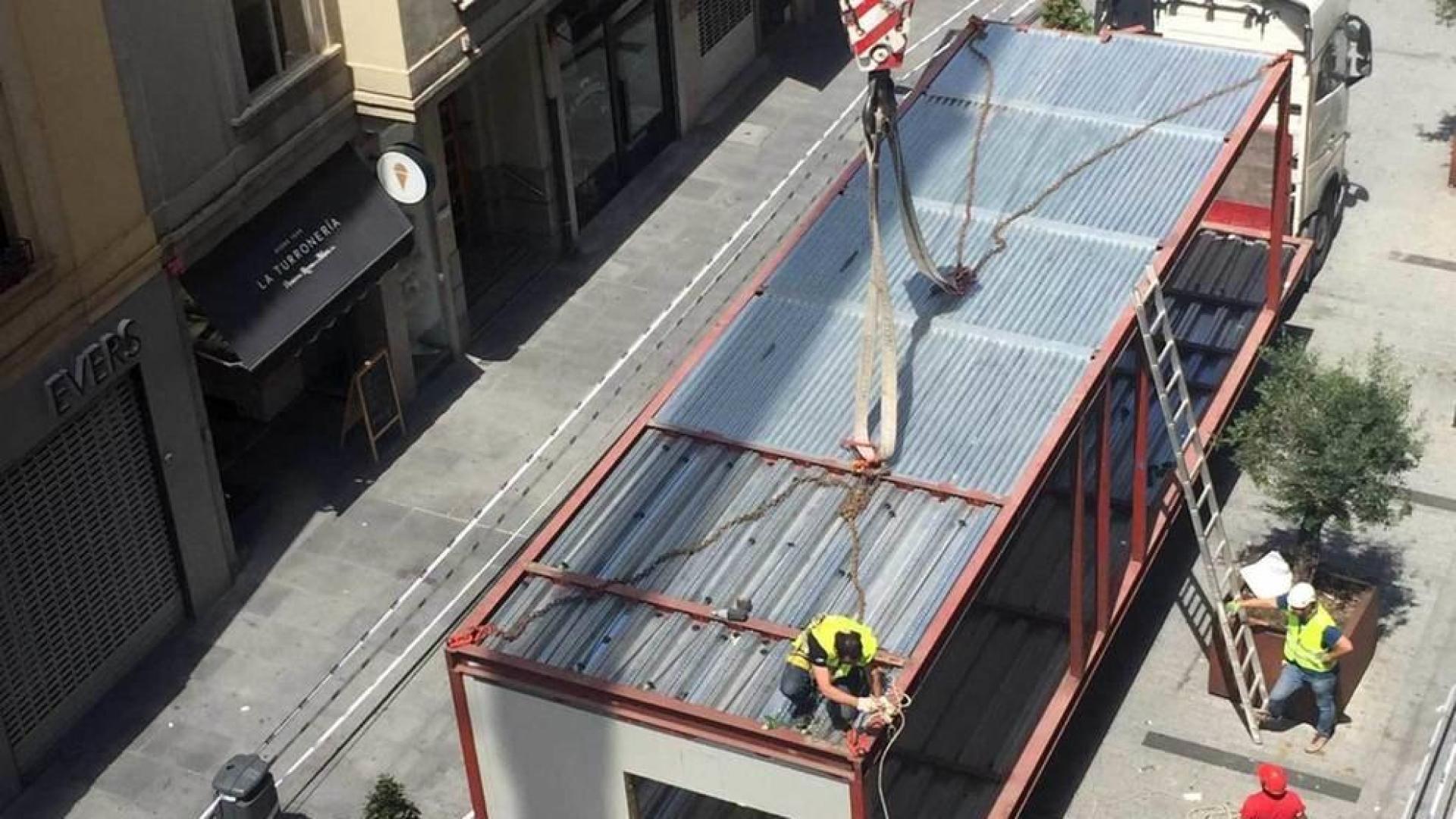 Varios operarios colocan los módulos del edificio en la calle Tafalla.