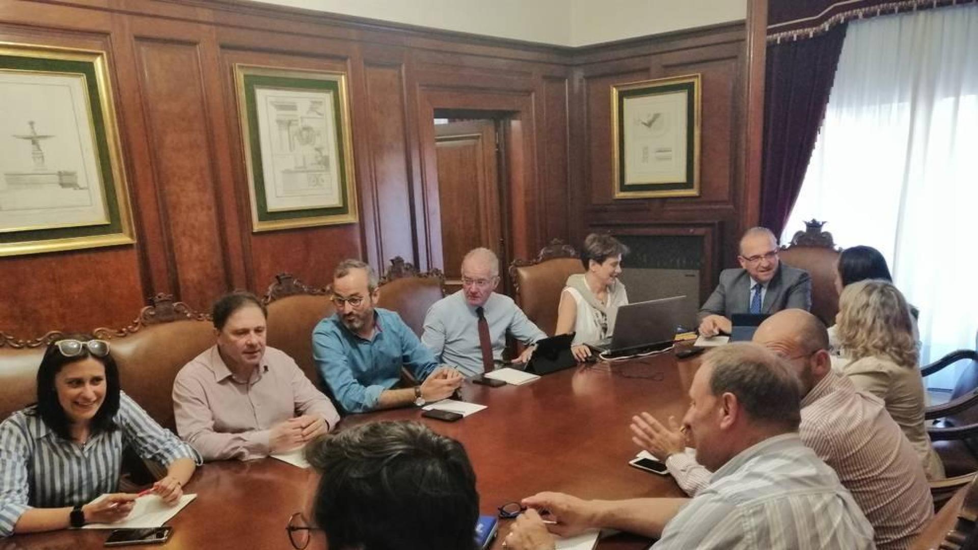 La Junta de Gobierno Local del Ayuntamiento se reúne con Enrique Maya como alcalde