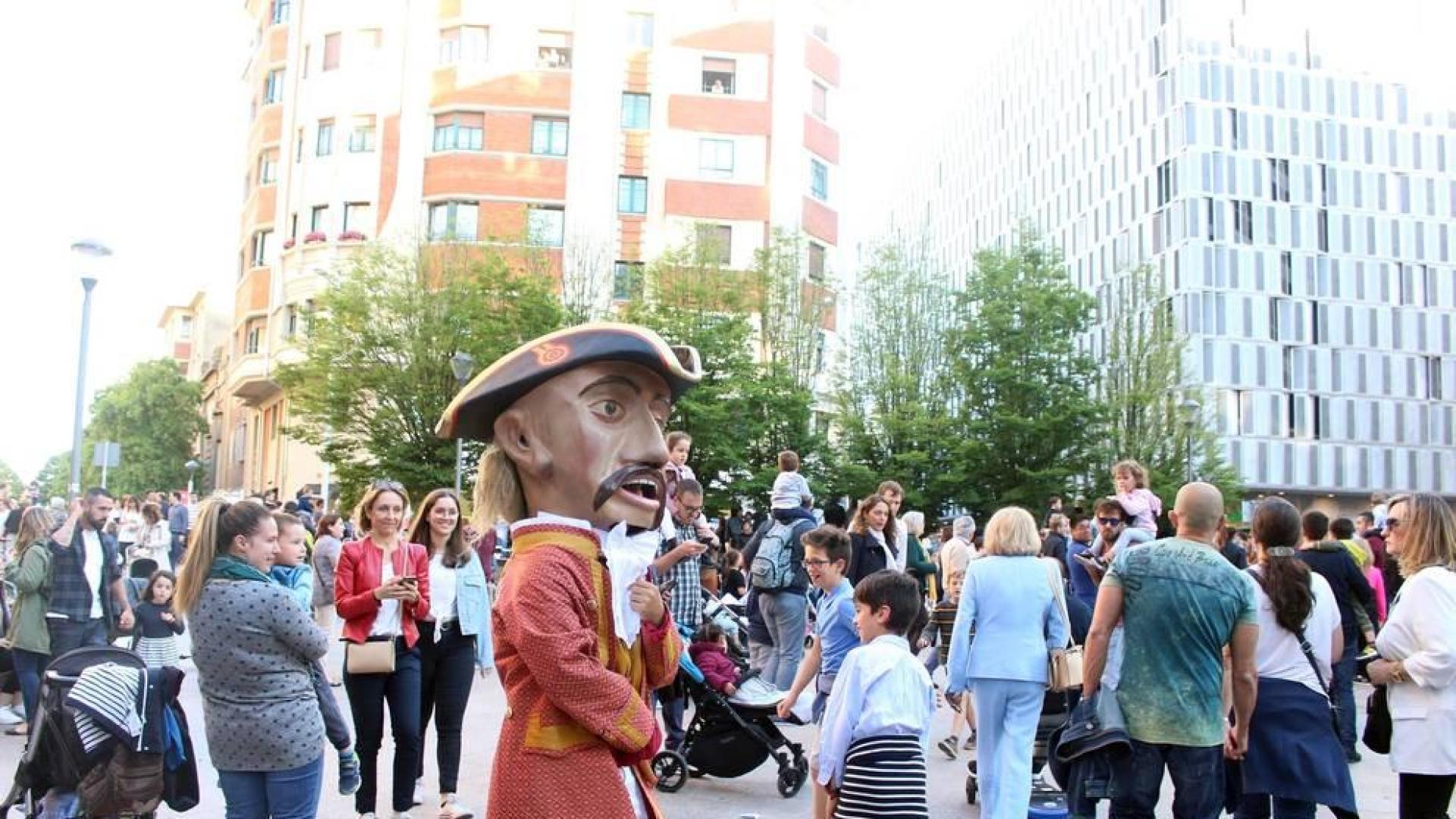 La Comparsa ha recorrido este sábado las calles de Pamplona.
