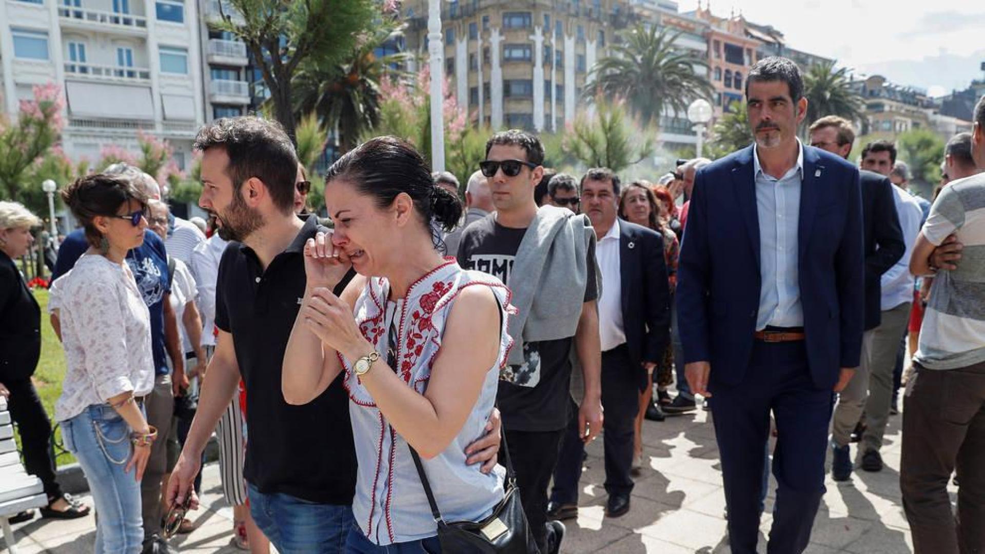 Los tres hijos de la víctima de la agresión que el pasado domingo costó la vida a un hombre de 61 años en San Sebastián, Azuri (c), Joaquín y Bérex Lancha, en una concentración ante el Ayuntamiento donostiarra.