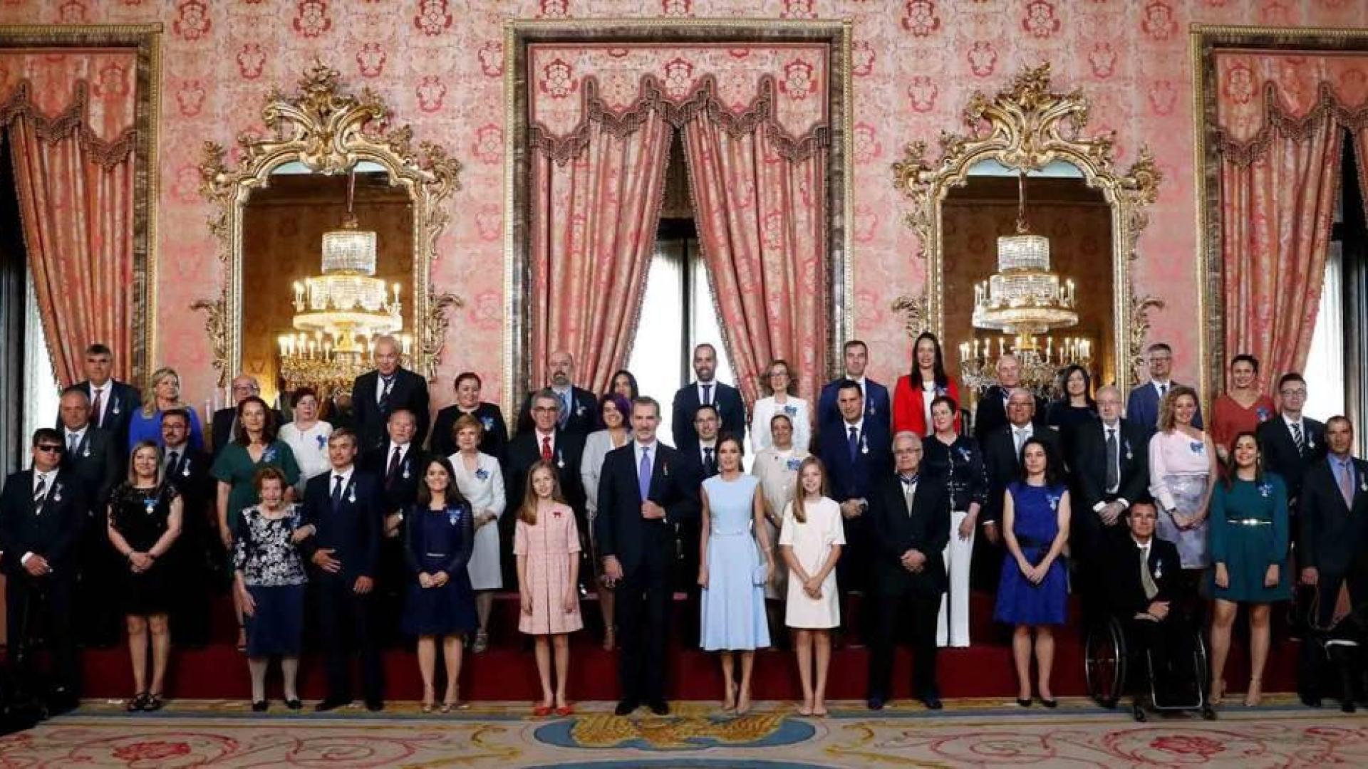 Felipe VI, junto a la reina Letizia, la princesa Leonor y la infanta Sofía, durante la foto de familia del acto de imposición de condecoraciones a ciudadanos de todas las comunidades autónomas