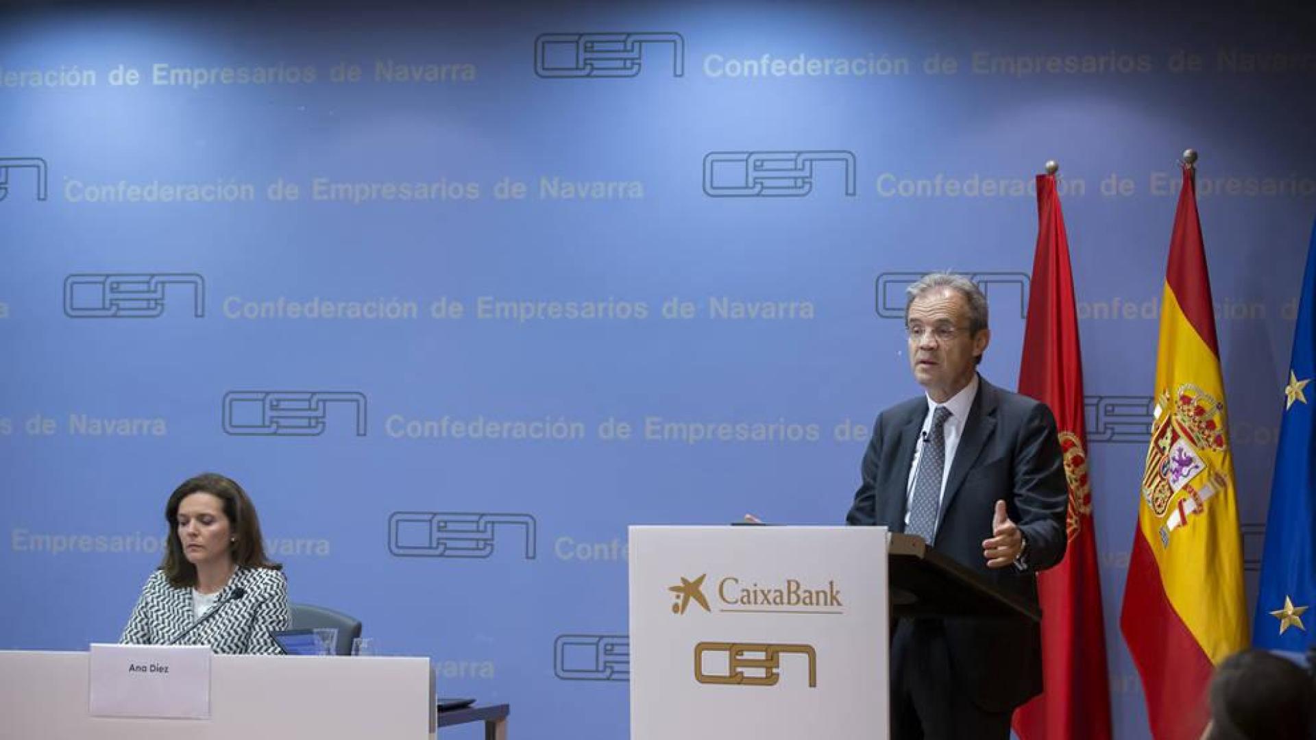 El presidente de CaixaBank destaca en Pamplona que el país "está capeando el bache"