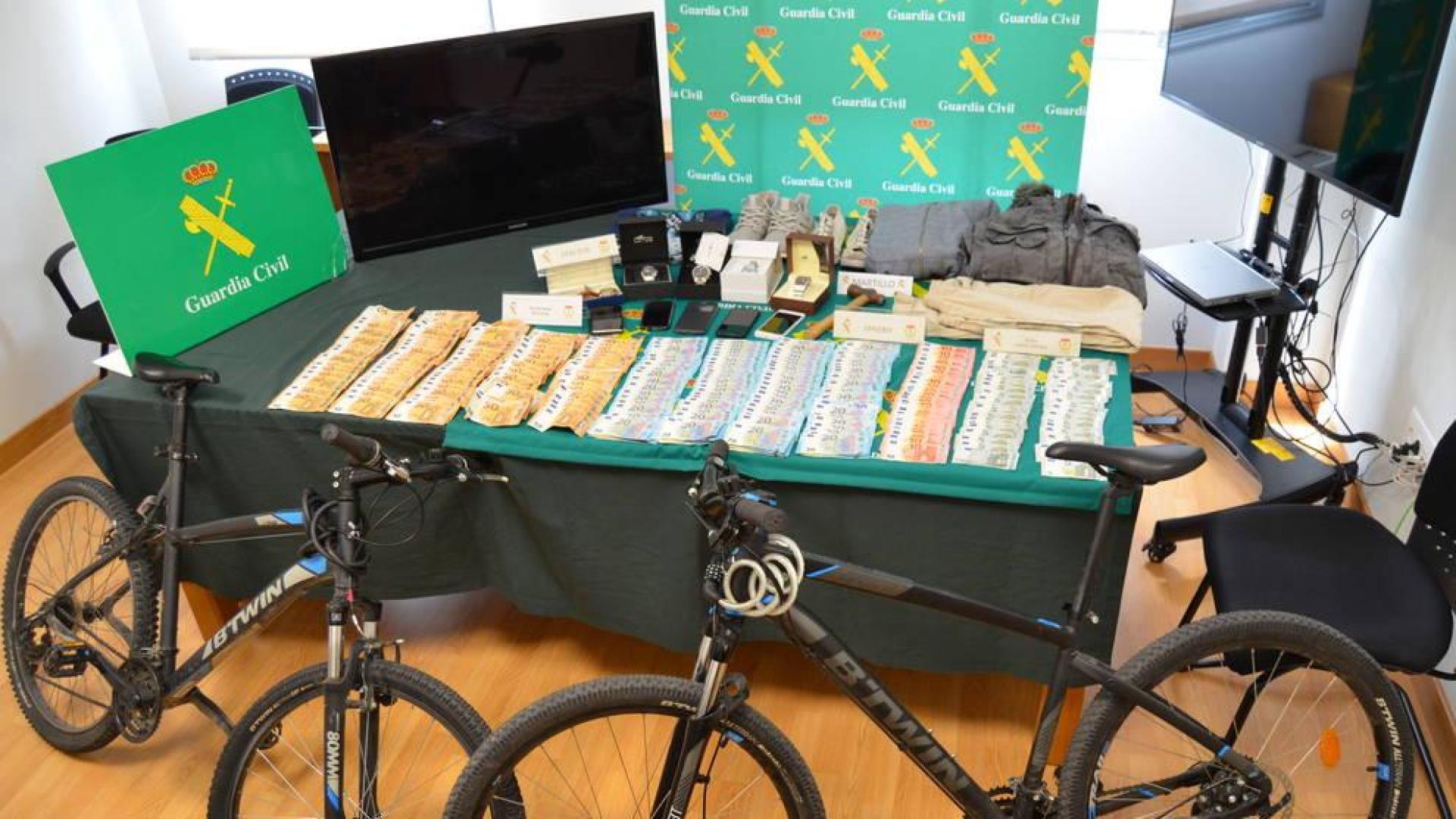 Detenidos tras atracar un banco en Navarra con martillo y hacha para irse de vacaciones