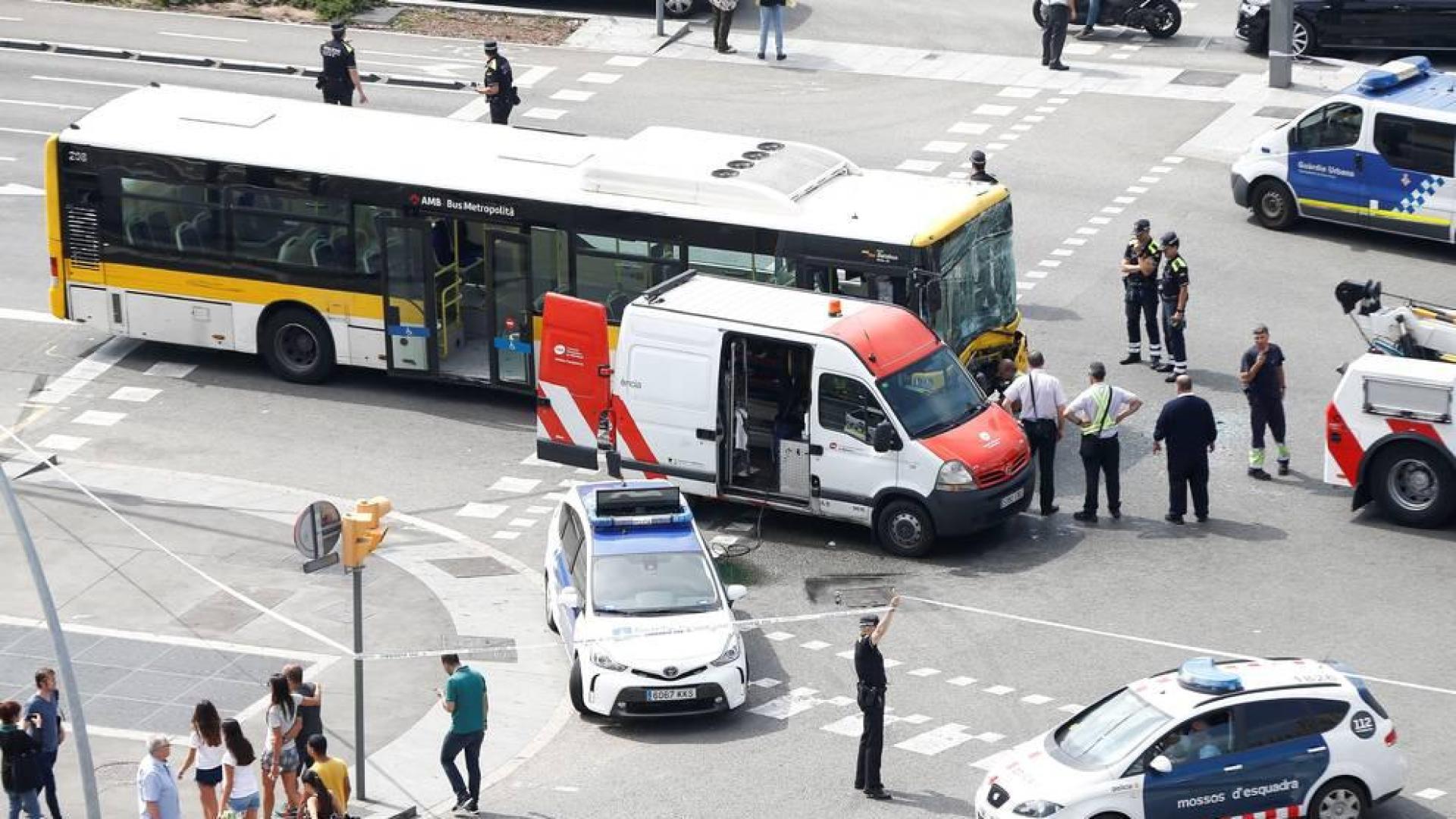 Un choque entre dos autobuses y una moto causa 24 heridos en Barcelona