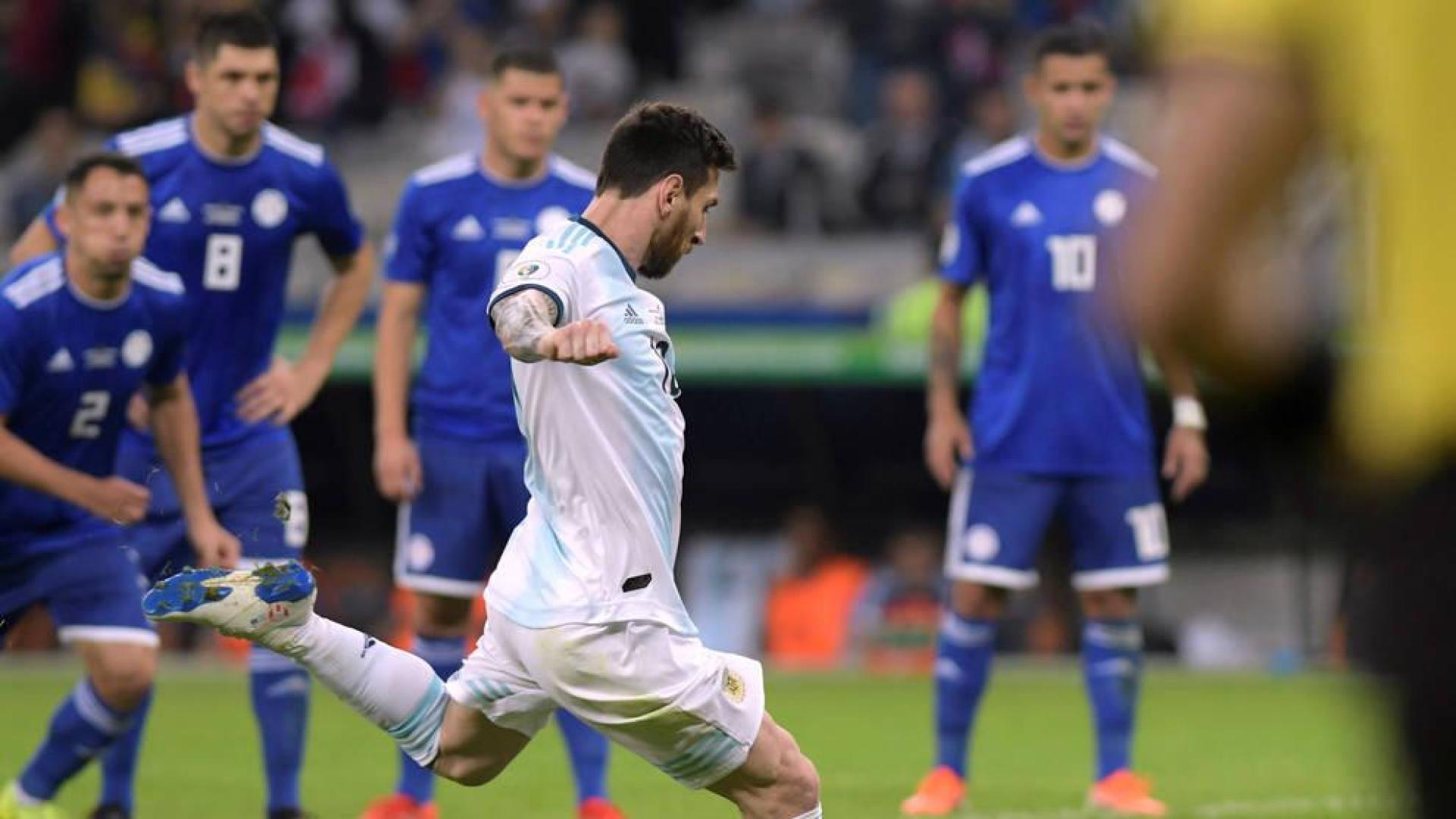 Lionel Messi anota de penalti.