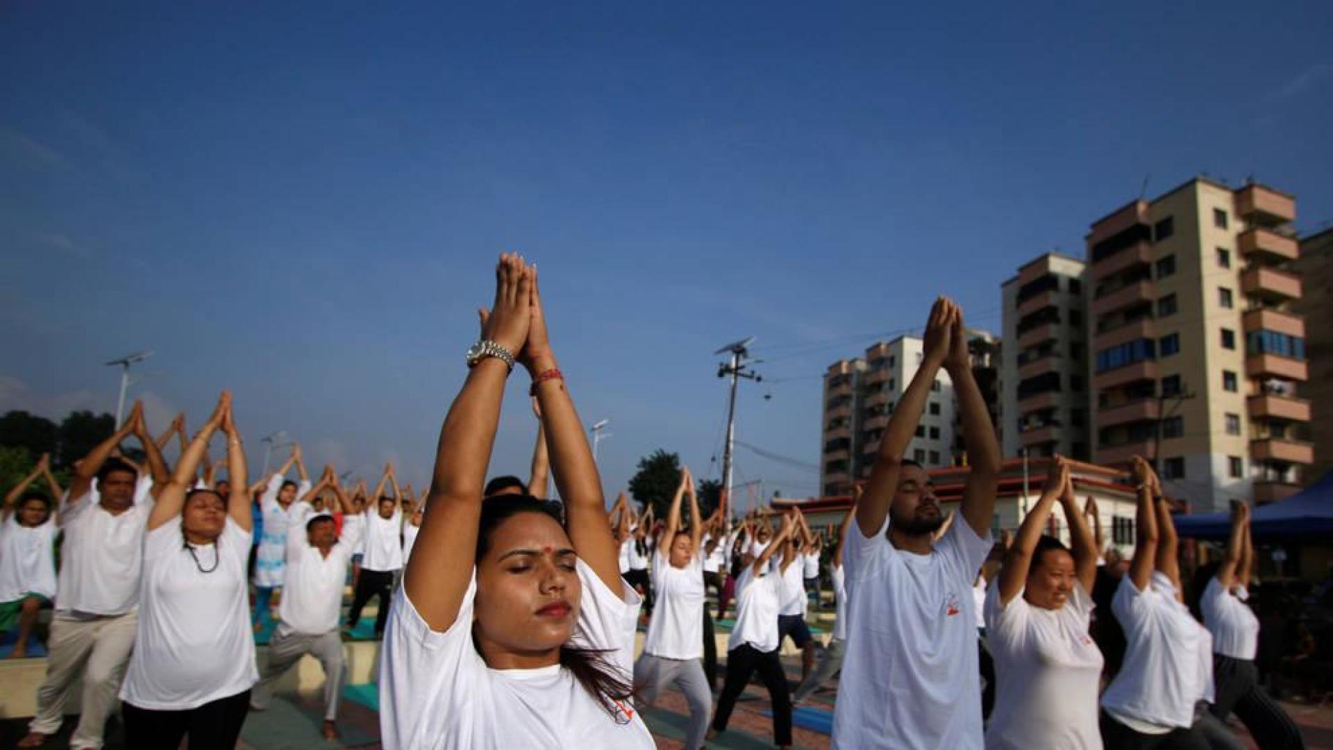 Un saludo al sol mundial en el Día Internacional del Yoga