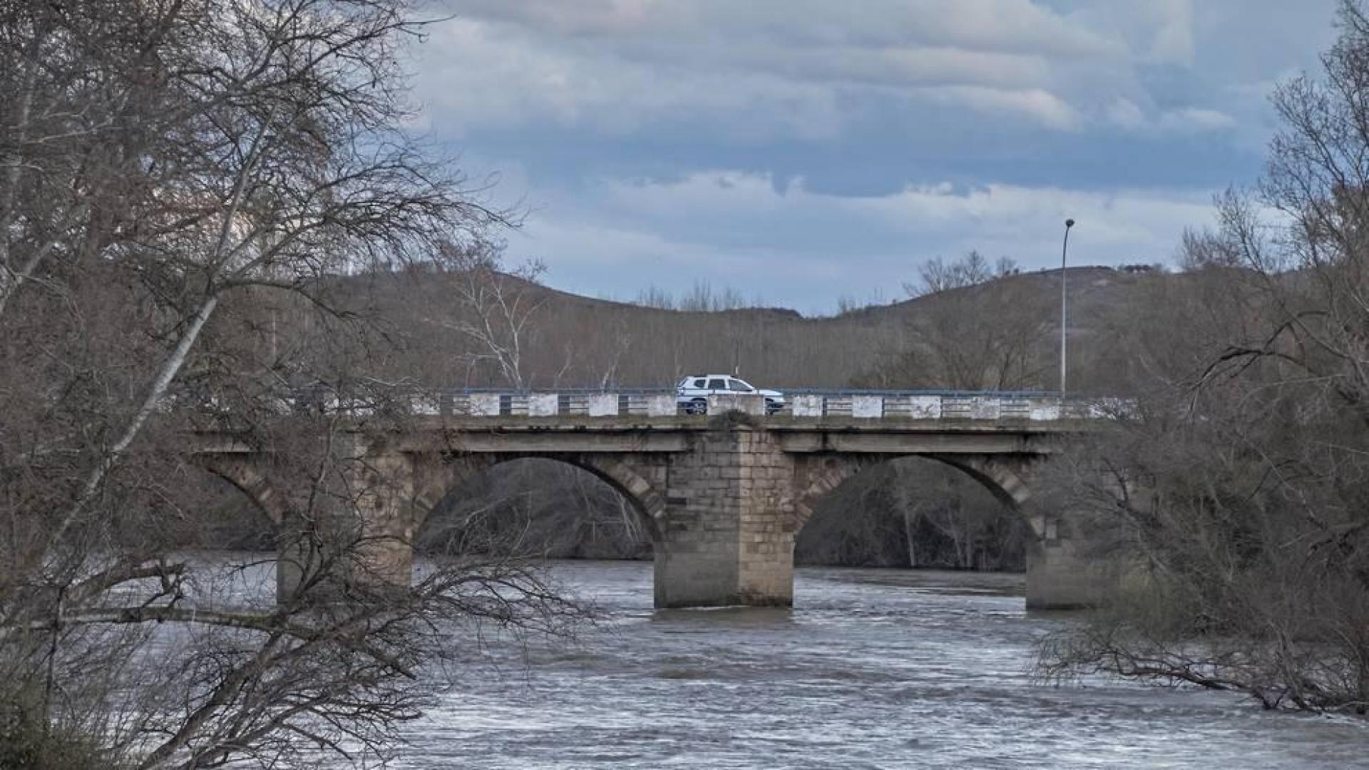 Un vehículo con varias personas cae al río Ebro en Lodosa
