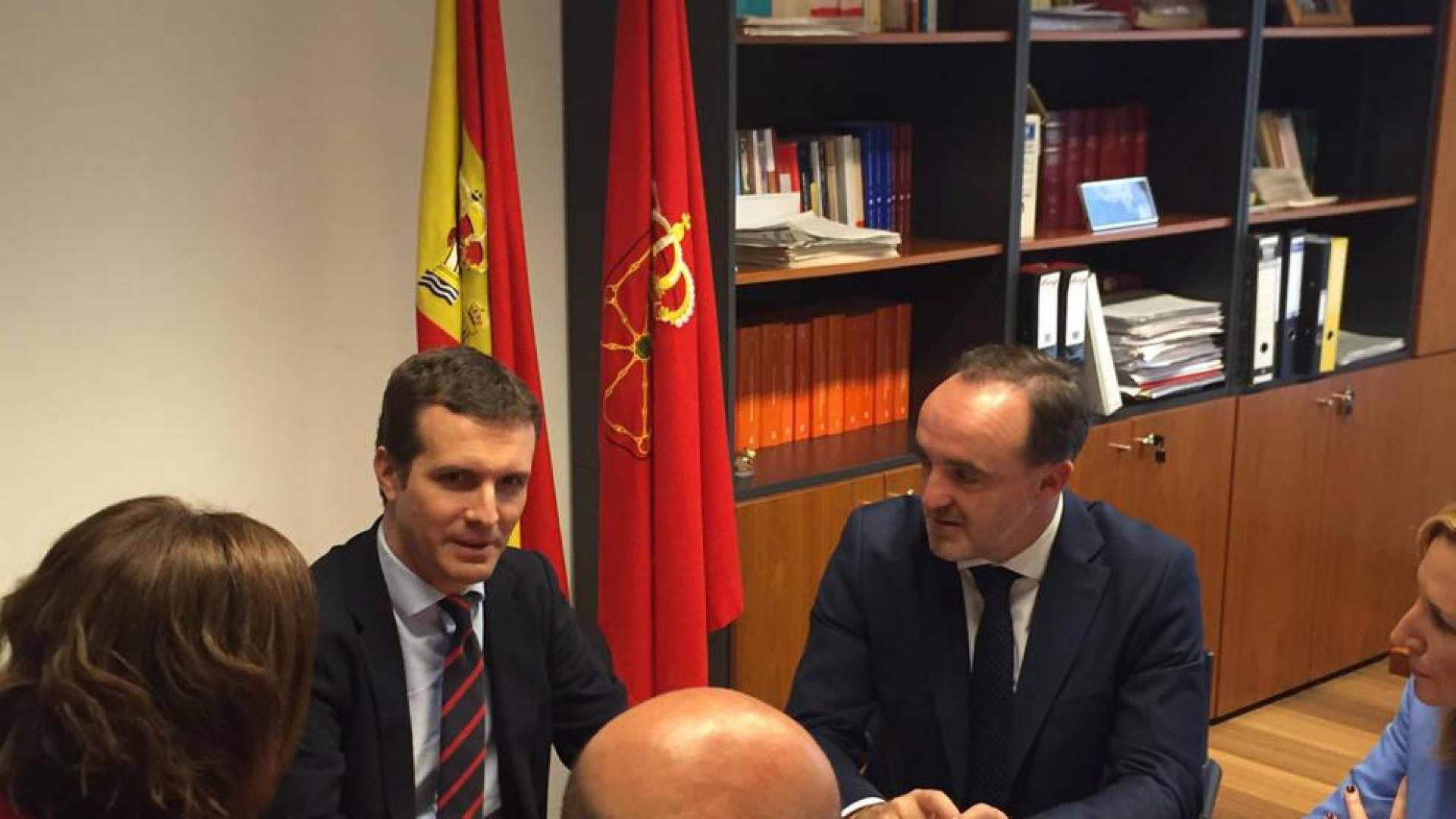Casado (PP) y Esparza (UPN), reunidos en el Parlamento de Navarra