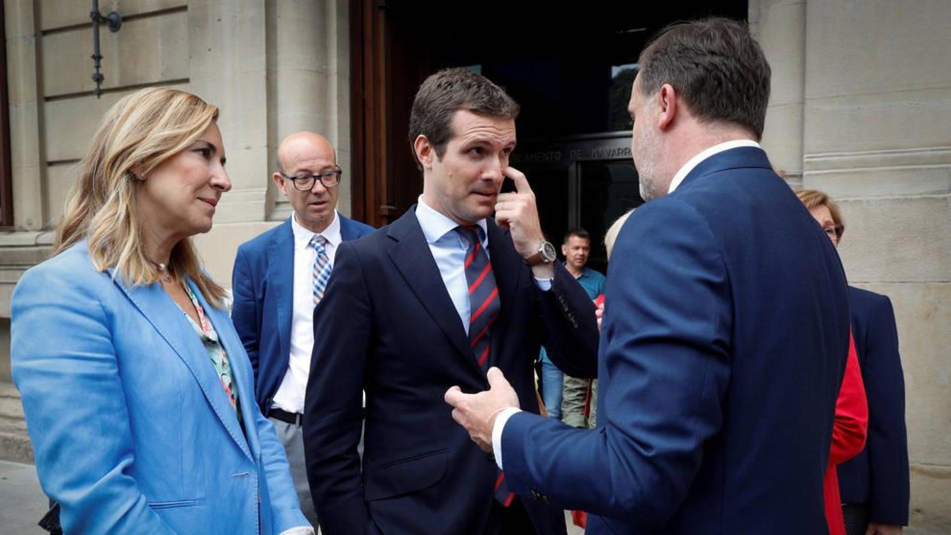 El presidente nacional del Partido Popular, Pablo Casado, al término de la reunión este viernes en el Parlamento de Navarra con Javier Esparza.