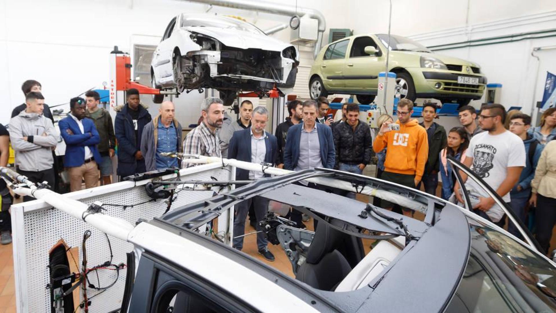 Varios jóvenes se forman en automoción montando un coche híbrido en Iturrondo