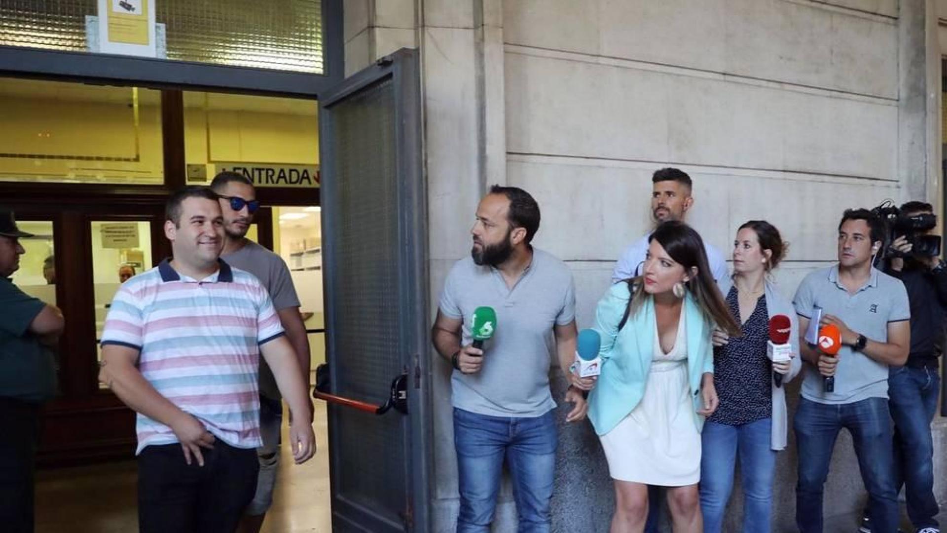 El Tribunal Supremo celebra este viernes una vista pública para deliberar los recursos de casación presentados contra la sentencia que confirmó la pena de nueve años de prisión para los cinco miembros de La Manada por abuso sexual de una joven madrileña en los Sanfermines de Pamplona de 2016