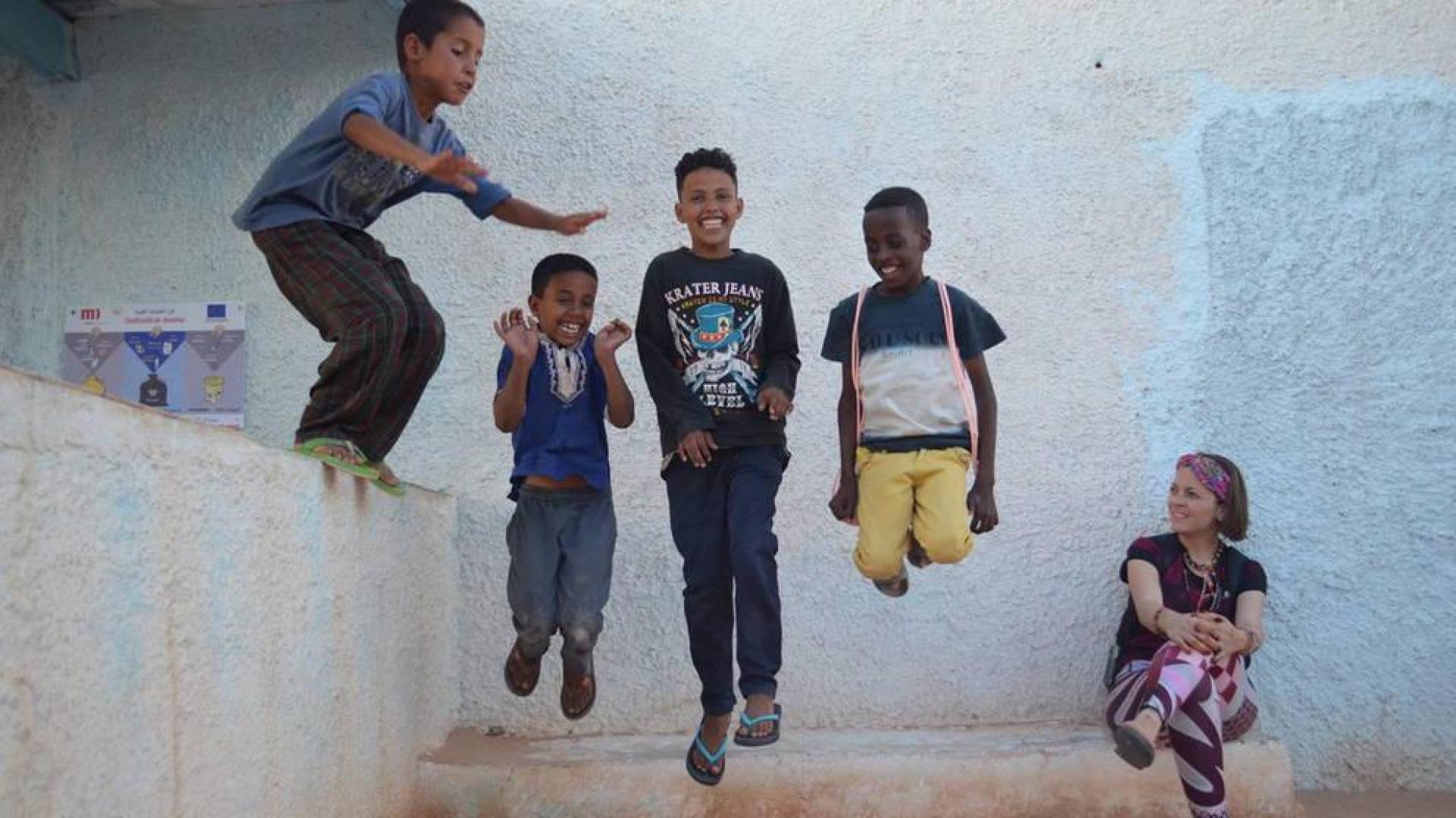 Yoana Irigaray, sentada, mira cómo juega Bamba, el niño más cercano a ella, y unos amigos durante su estancia en el Sáhara.