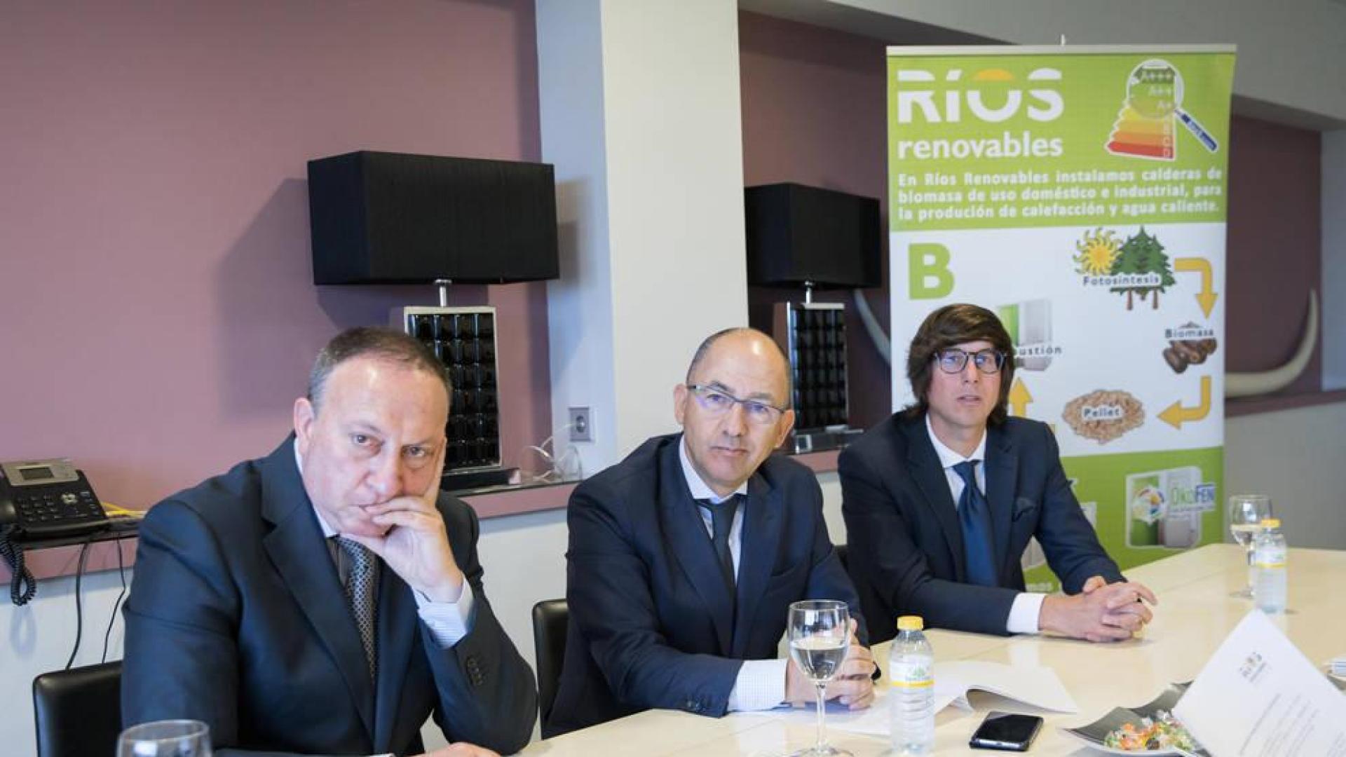 De izda. a dcha., Fernando Huidobro Ruiz, director de Ingeniería; Felipe Enrique Blanco, director general, y David Sola Fernández, director del departamento de Instalaciones Térmicas de Ríos Renovables.