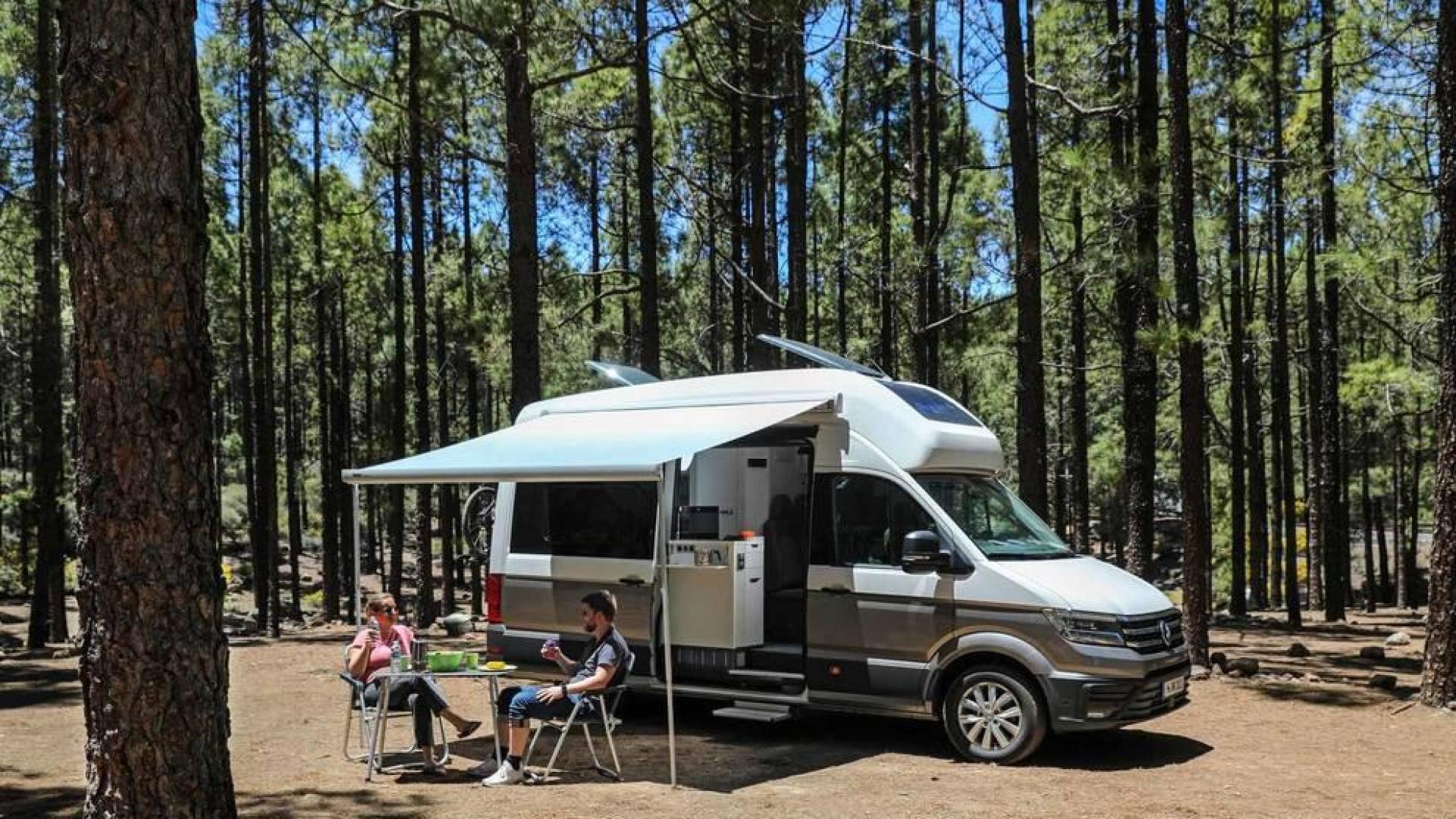 Una furgoneta XXL de tipo camper basada en la VW Crafter. Mide seis metros de longitud y llega al mercado con comodidades novedosas como un cuarto de baño con ducha, además de cocina.