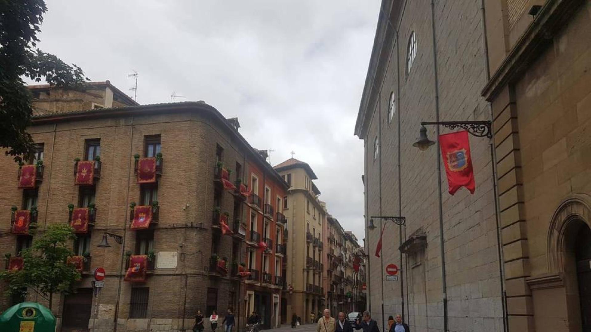 Voluntarios colocaron ayer pendones en el recorrido de la procesión de mañana.