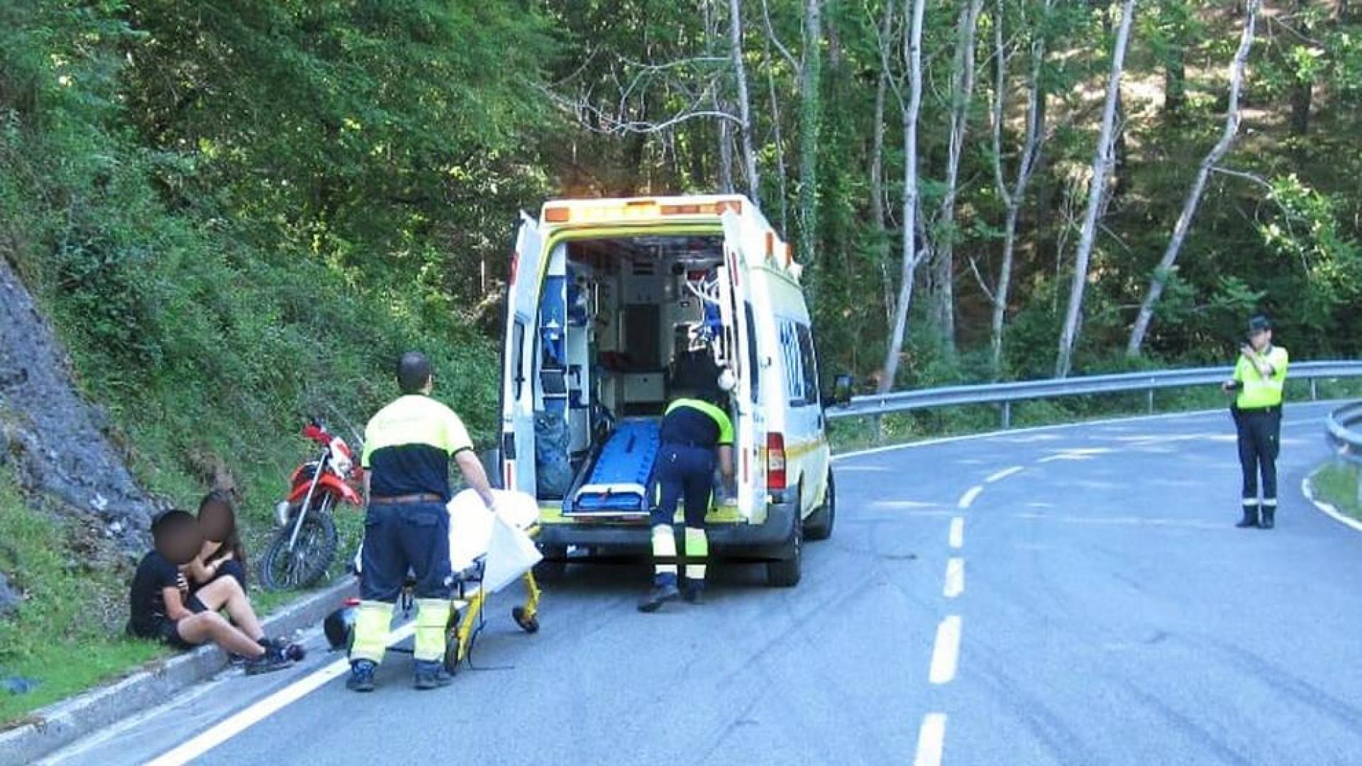 Herido leve un motorista tras salirse la vía en Ibardi