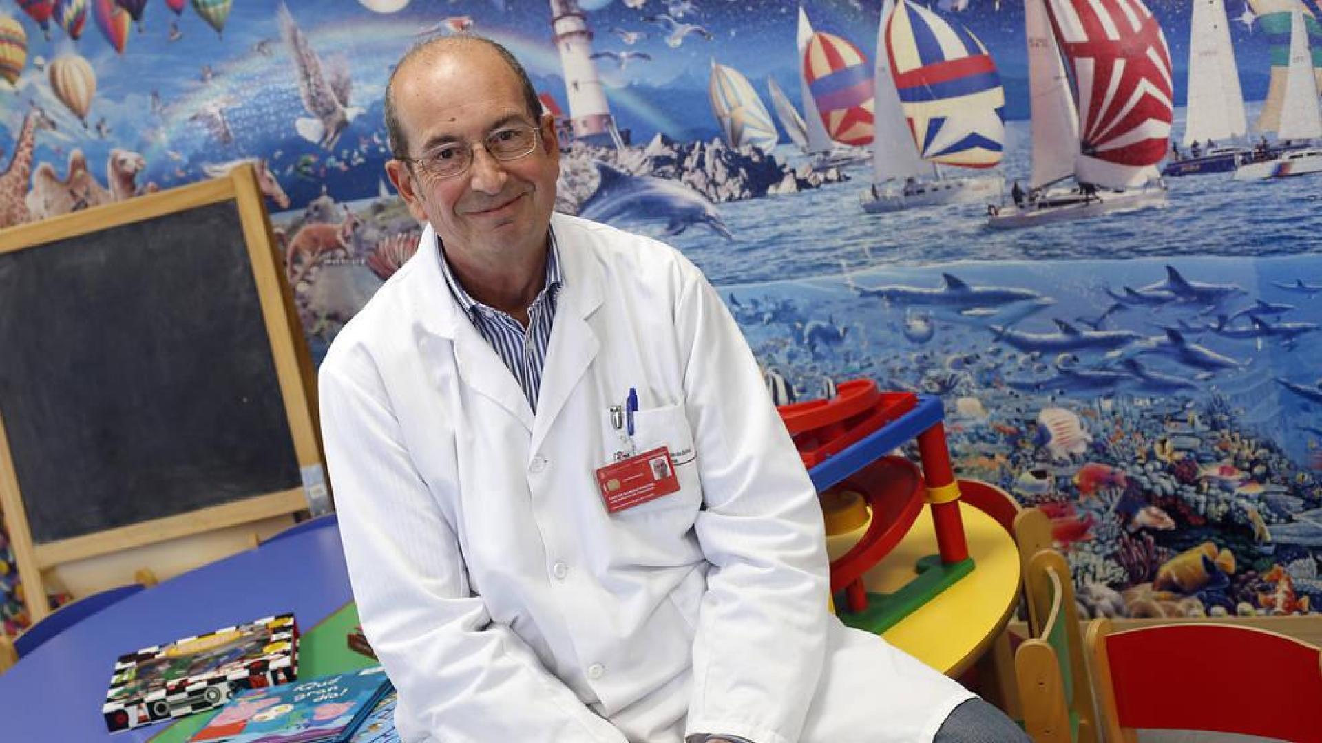 Carlos Bardají Pascual, jefe del servicio de Cirugía Pediátrica del CHN, posa en la ludoteca del hospital, donde estudian y juegan los niños ingresados.