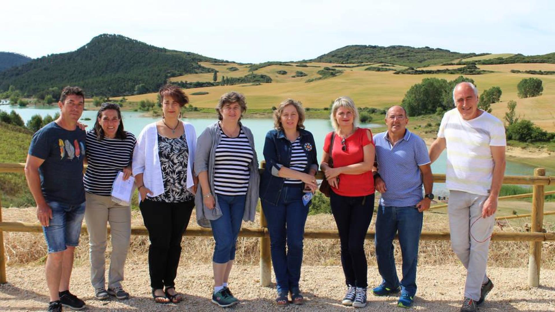 La consejera Elizalde con algunas de las autoridades responsables del proyecto en la apertura de la Bahía de Úgar, en el embalse de Alloz.