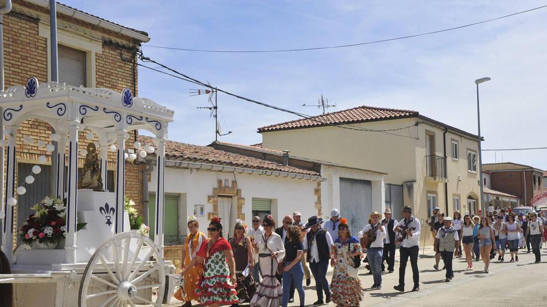 La Virgen siendo transportada a la laguna seguida de todos los asistentes a la fiesta.