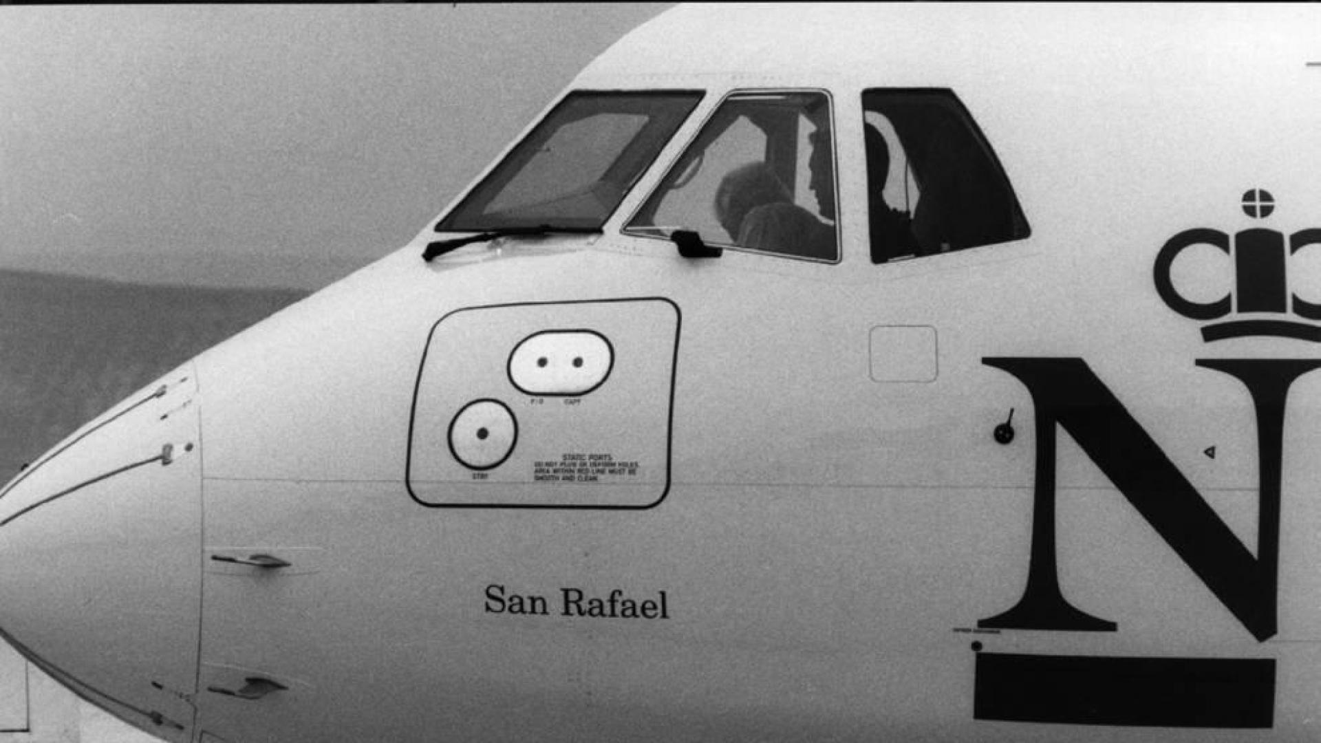 El emblema de Líneas Aéreas Navarras en el fuselaje de un avión.