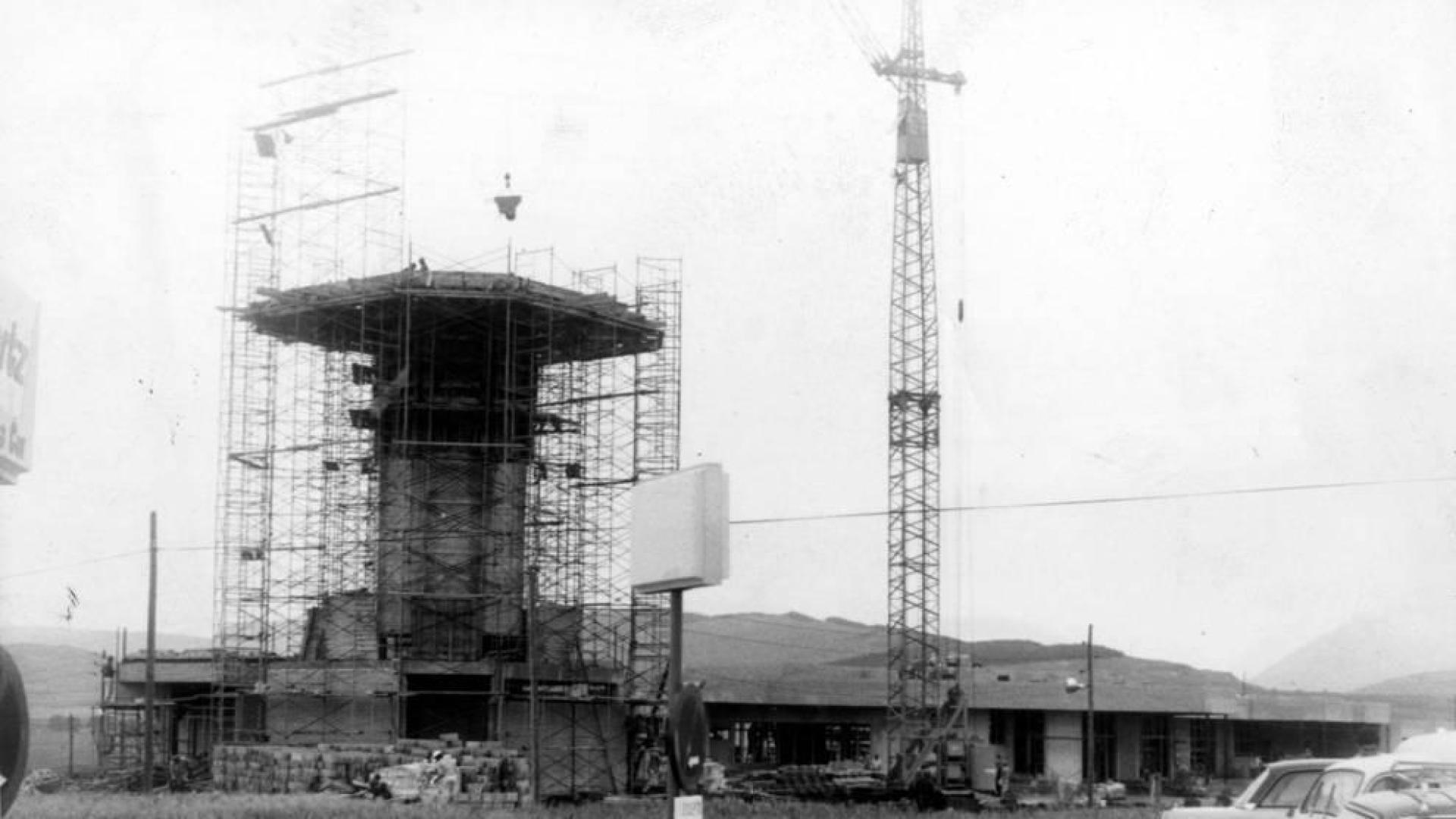 Detalle de la construcción de la primera torre de control.