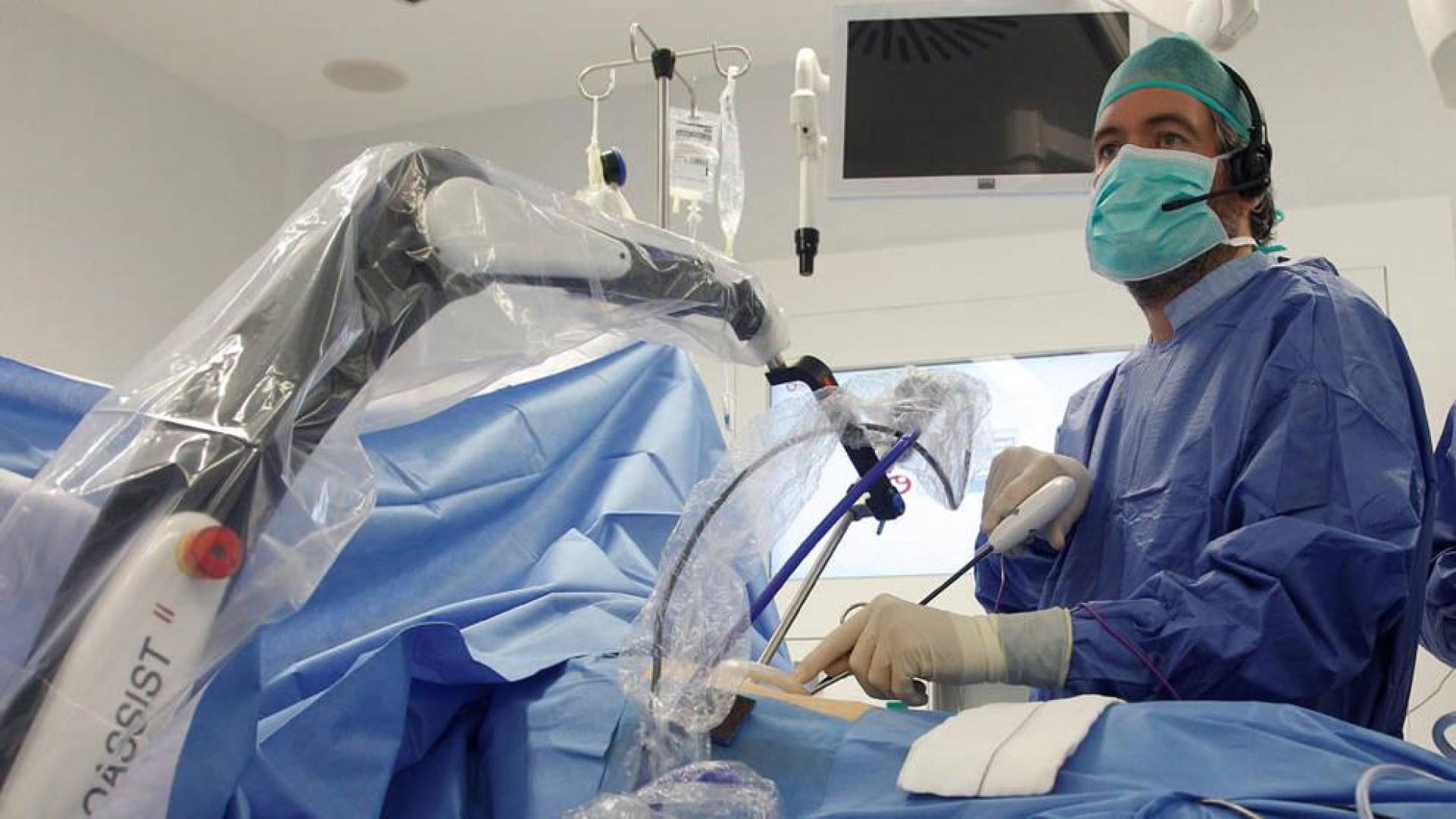 Un brazo robótico por voz para mejorar la precisión en las cirugías