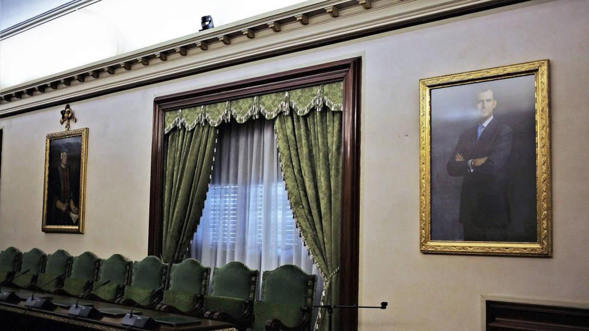 Maya recoloca en el salón de plenos el retrato del rey que cambió Asiron