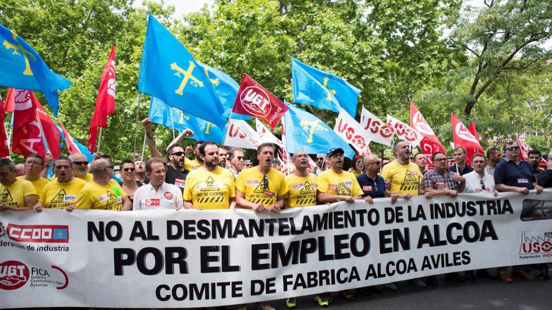 Casi medio millar de personas, entre ellas trabajadores de Alcoa, durante la manifestación.
