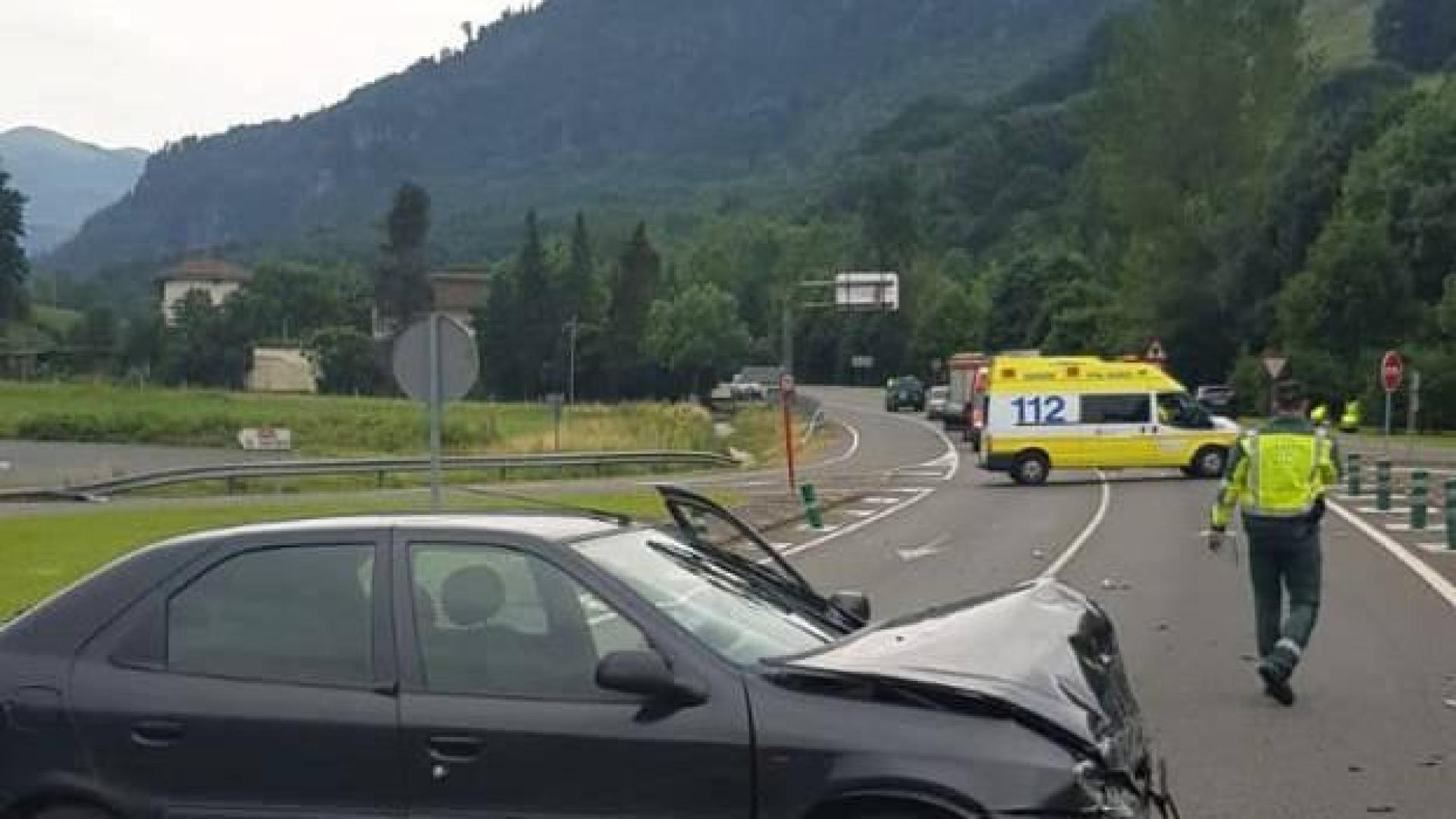 Uno de los dos vehículos accidentados, cruzado en la carretera.