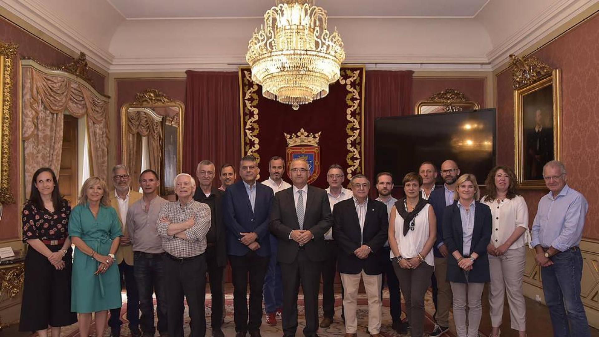 Los representantes del ajedrez español visitan el Ayuntamiento de Pamplona