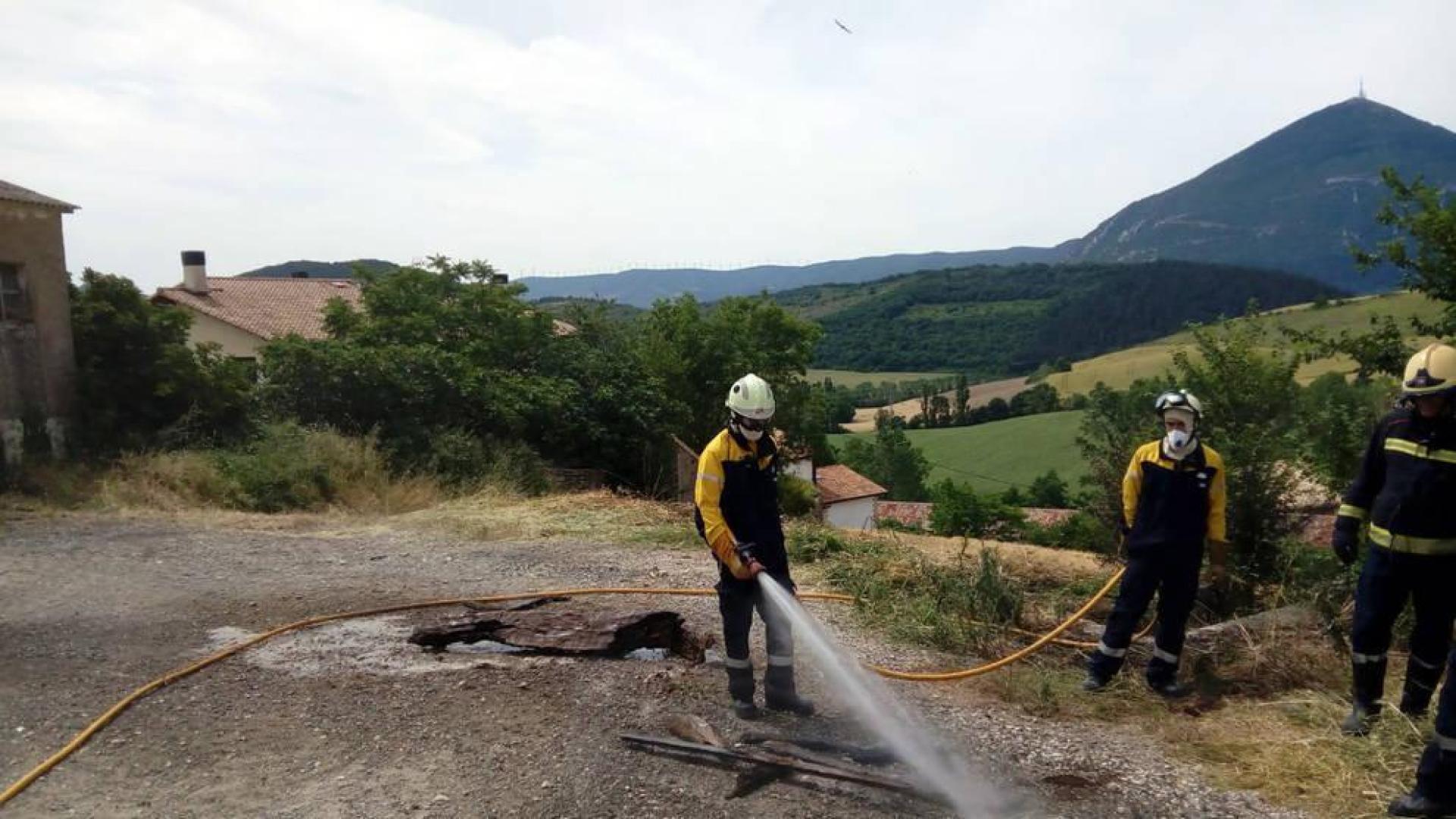 Bomberos, trabajando en la extinción del incendio en Cemboráin.