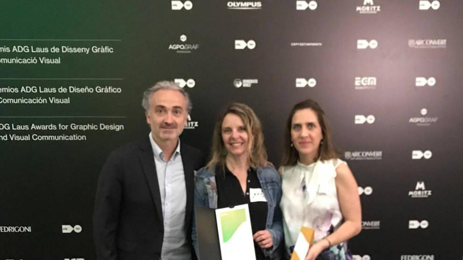 Javier Errea, Elena Moreno y Nerea Armendáriz, con el premio.