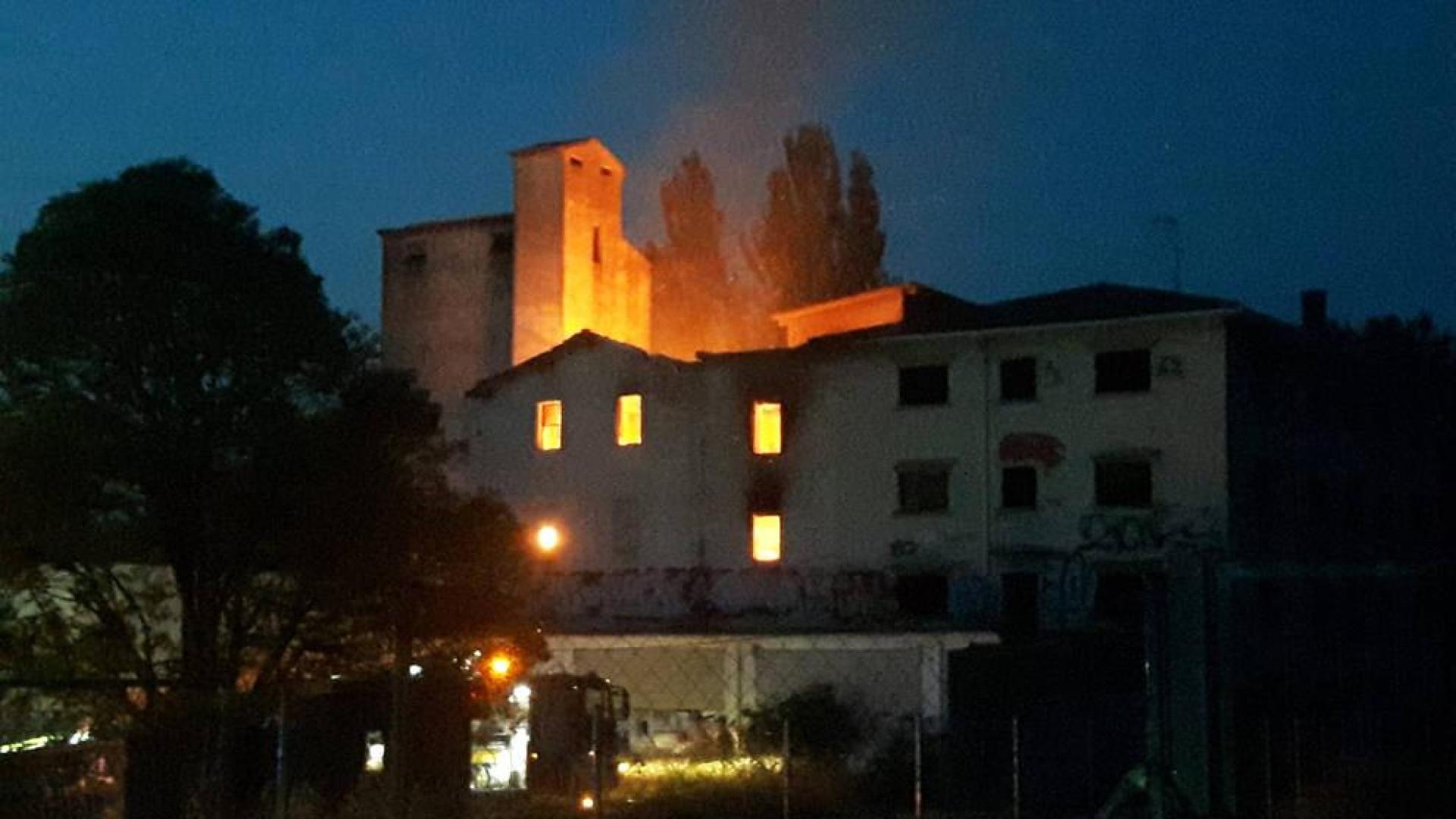 Declarado un incendio en la antigua harinera de Huarte