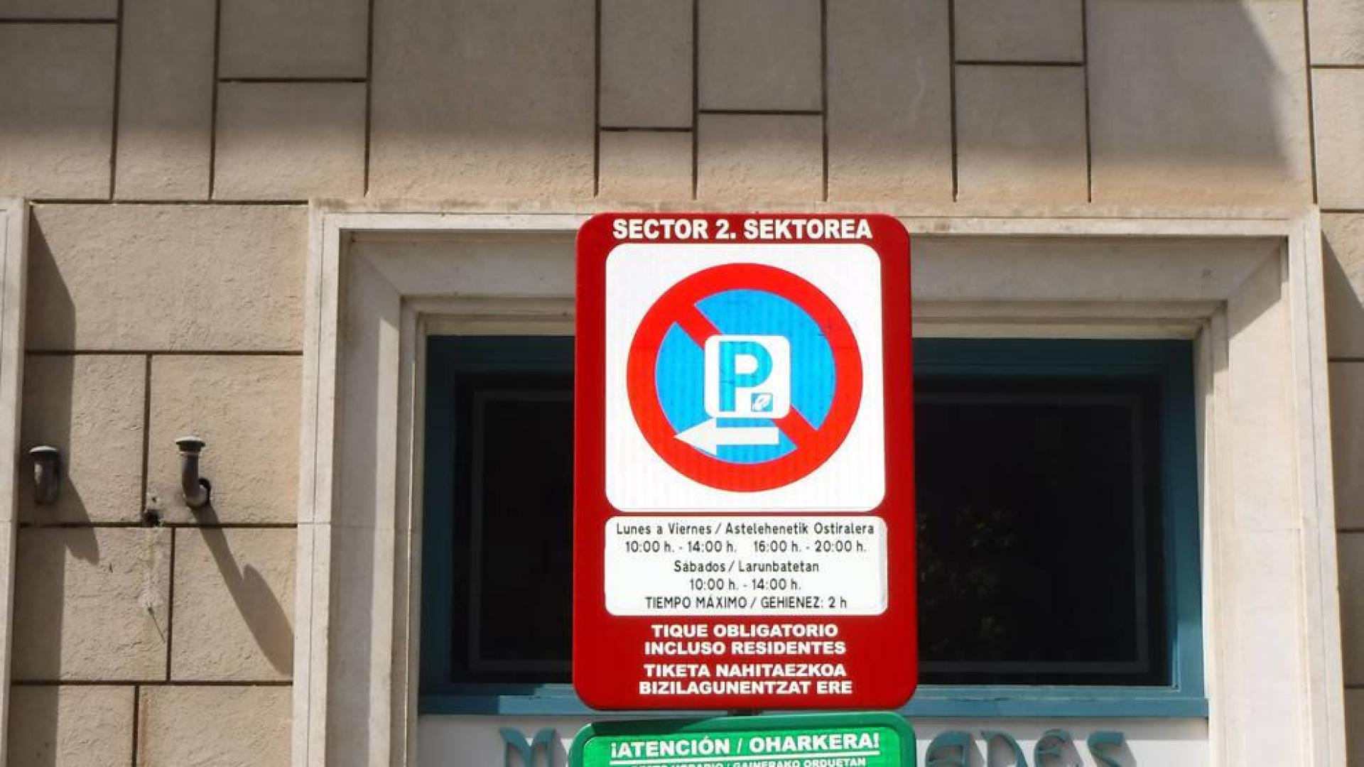 Finalizan los trabajos de señalización de las nuevas plazas rojas en el Ensanche