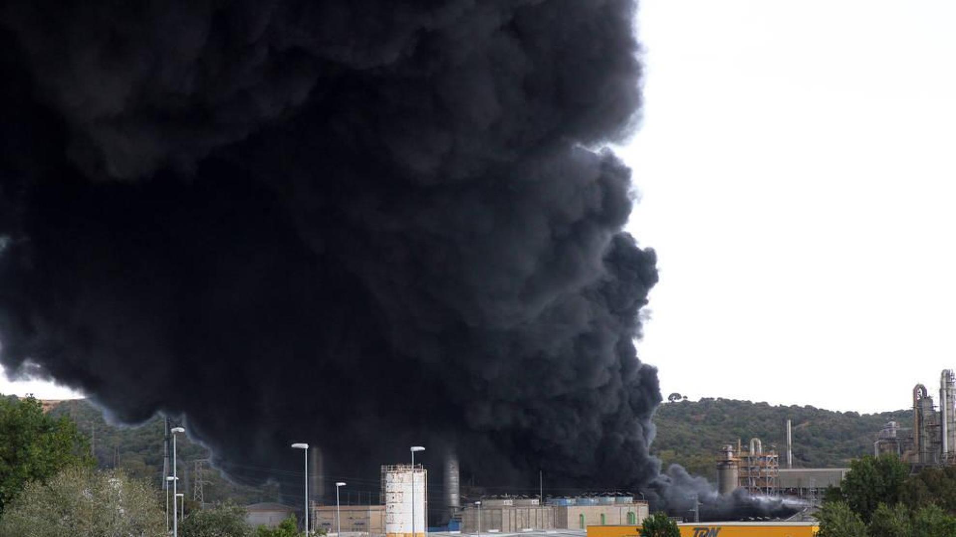 Espectacular incendio en una planta de productos en polvo de Cádiz