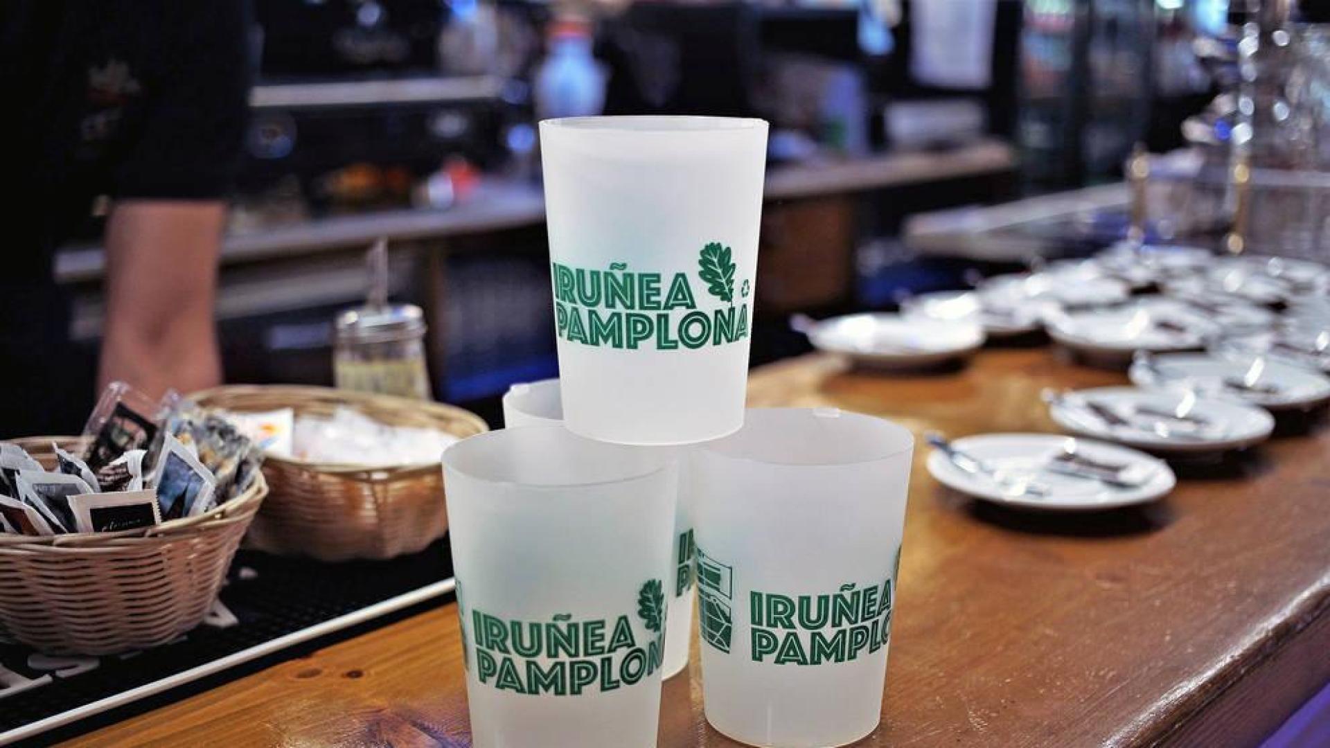 Los hosteleros de Pamplona piden mejoras en el sistema de vasos reutilizables