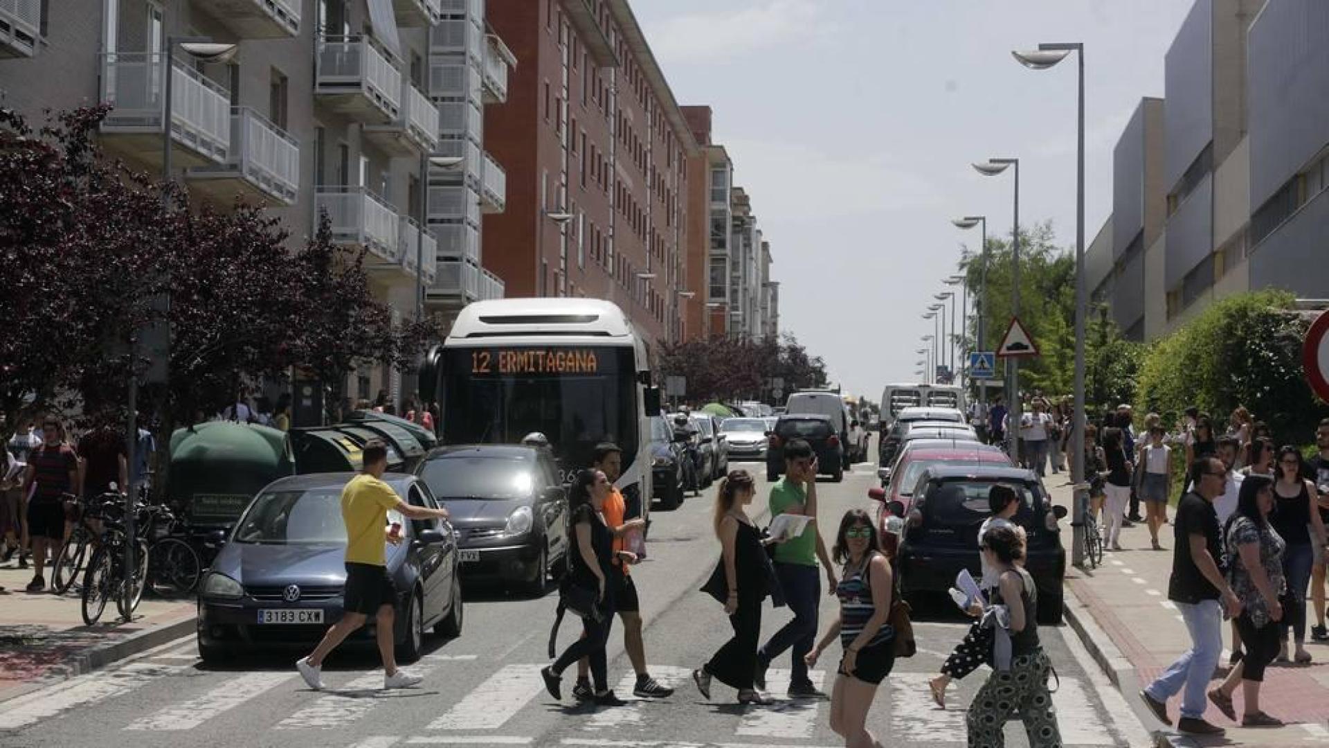 Las oposiciones a maestro siguen afectando al tráfico de Mendillorri