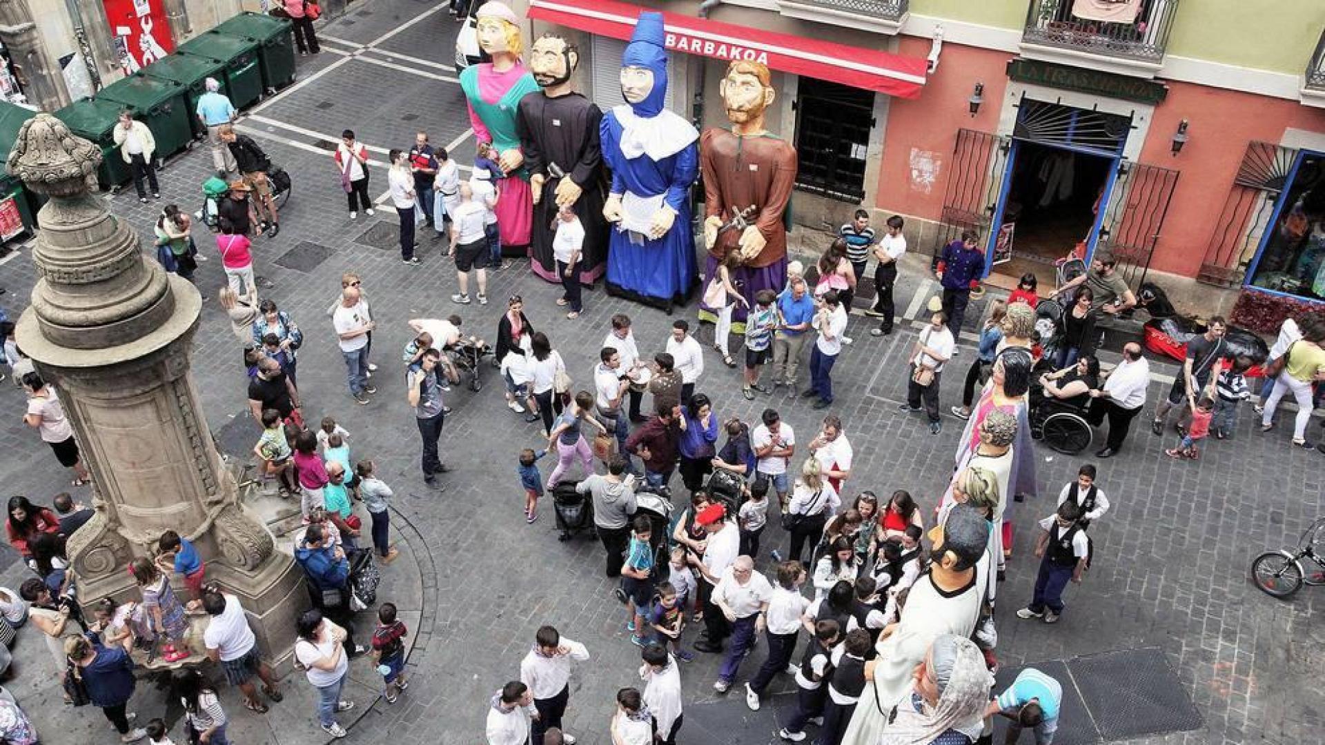 ​El Día de las Peñas preludia en Pamplona las fiestas