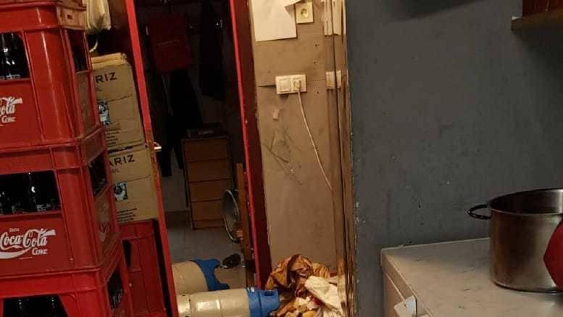 Una vaca de la ganadería Eulogio Mateo de Cárcar se coló en el almacén de un bar, causando importantes destrozos, en el encierro de este martes de fiestas de Laguardia.