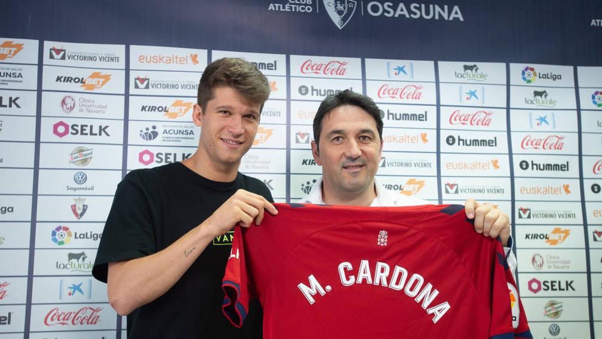 El director deportivo de Osasuna, Braulio Vázquez, ha presentado este miércoles en Tajonar al delantero catalán Marc Cardona.